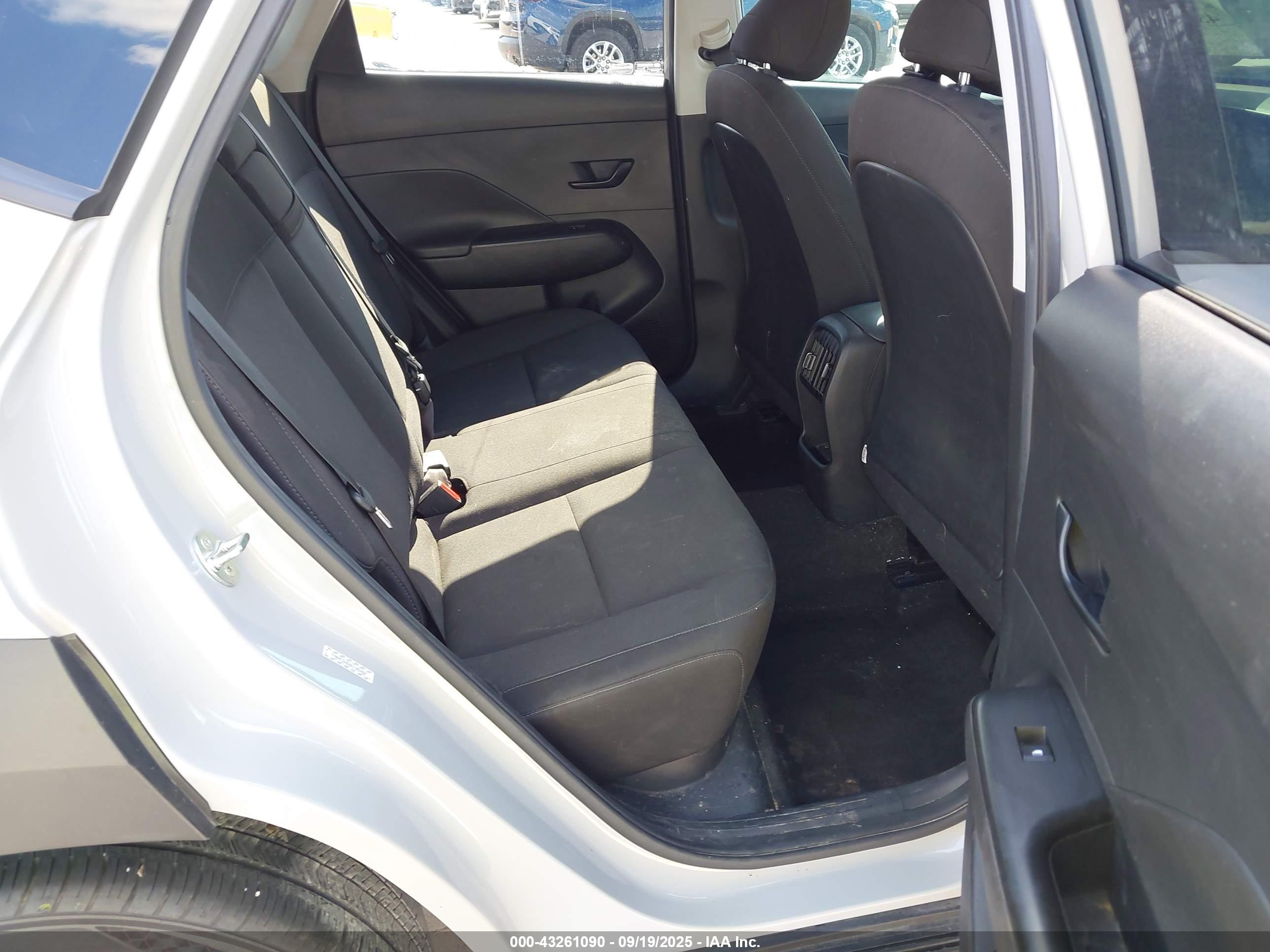 HYUNDAI KONA image 8