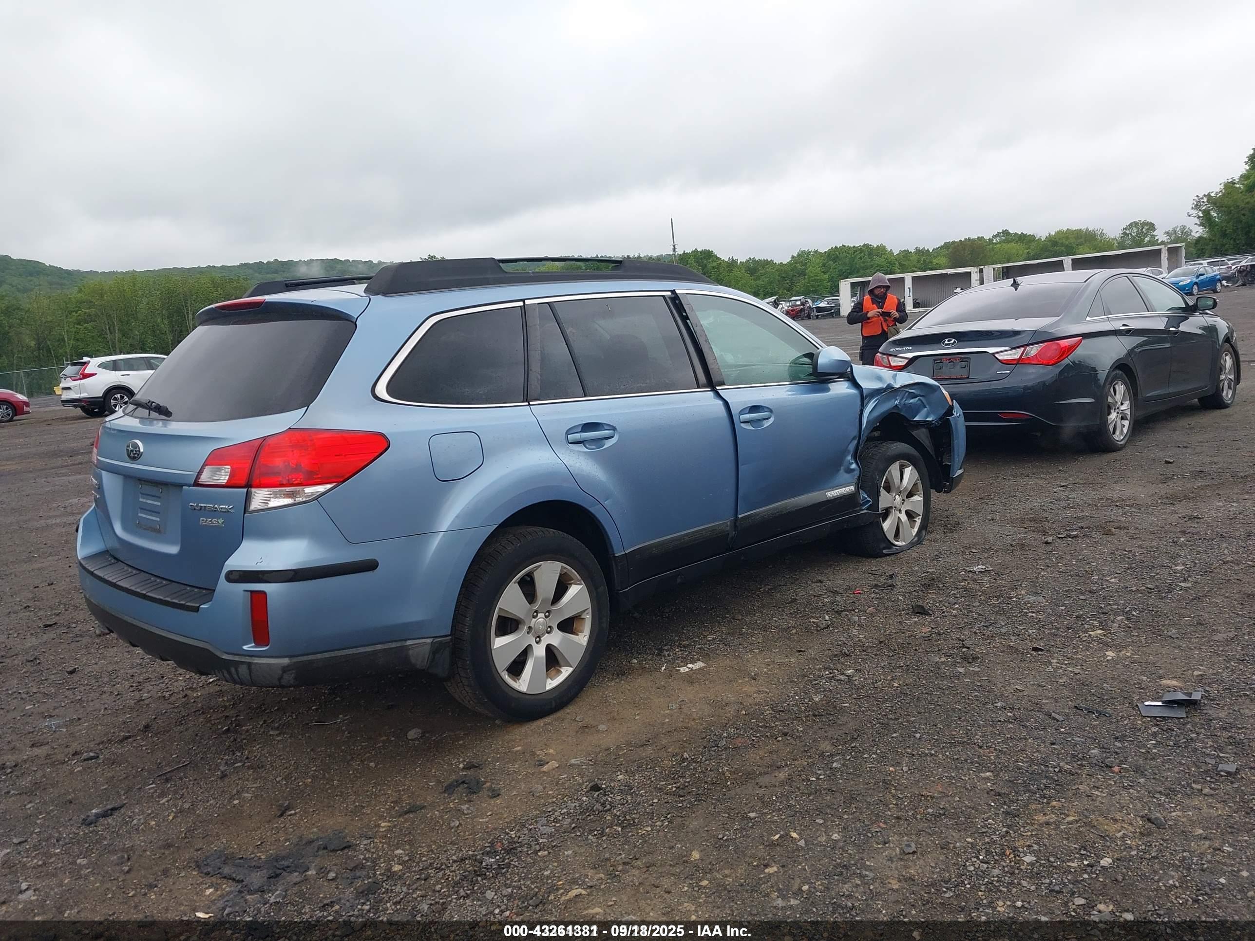 SUBARU OUTBACK image 4