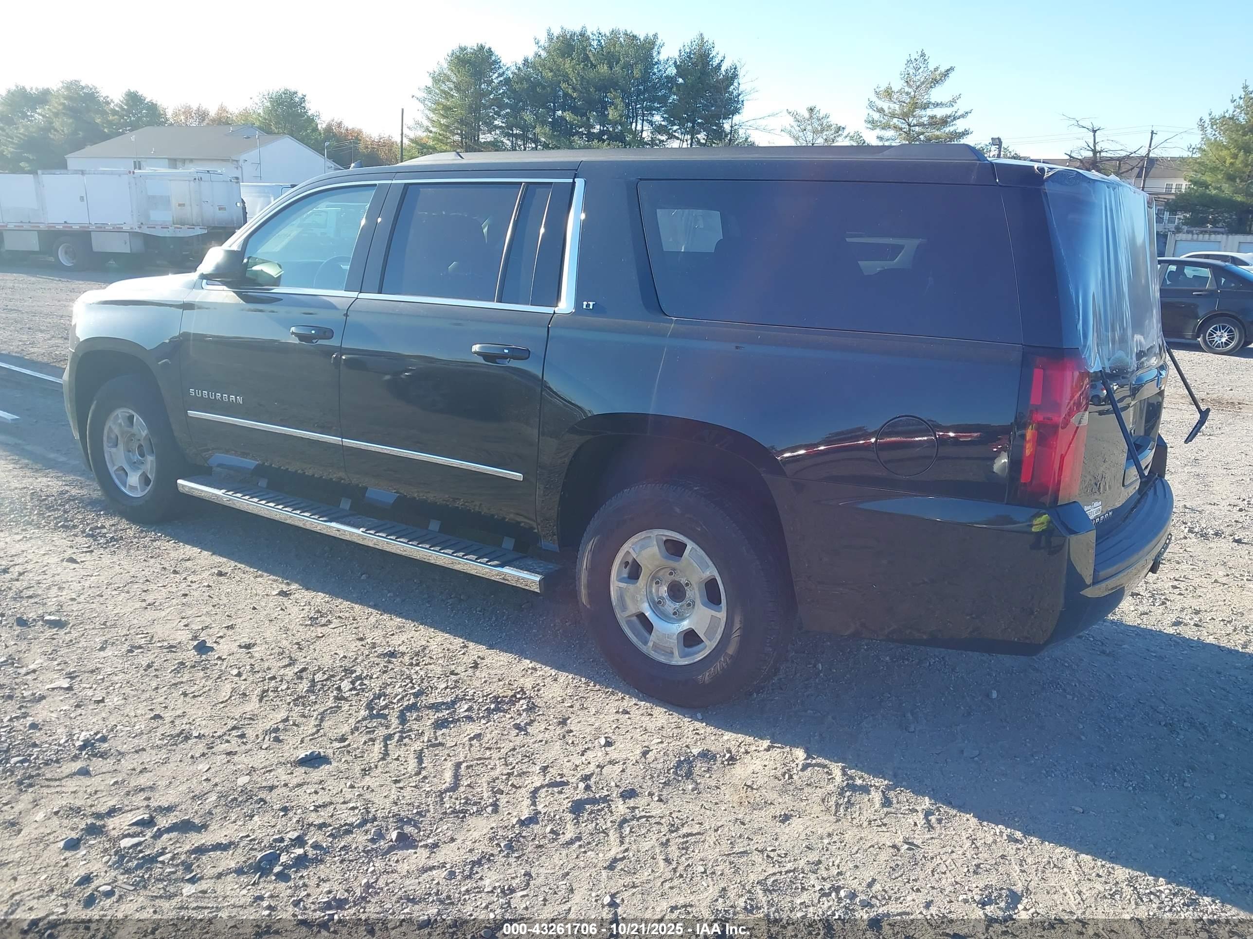 CHEVROLET SUBURBAN image 3