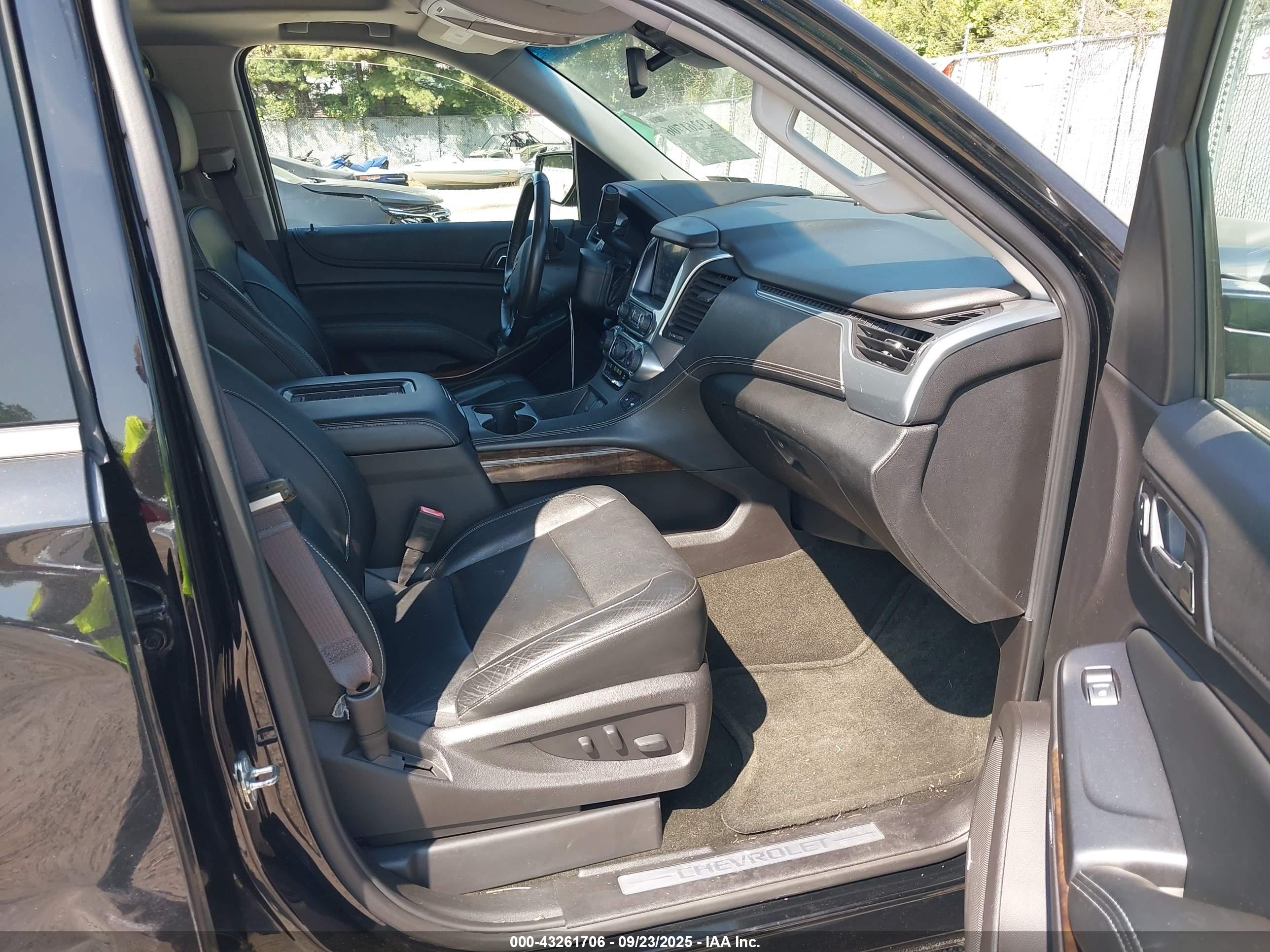 CHEVROLET SUBURBAN image 5