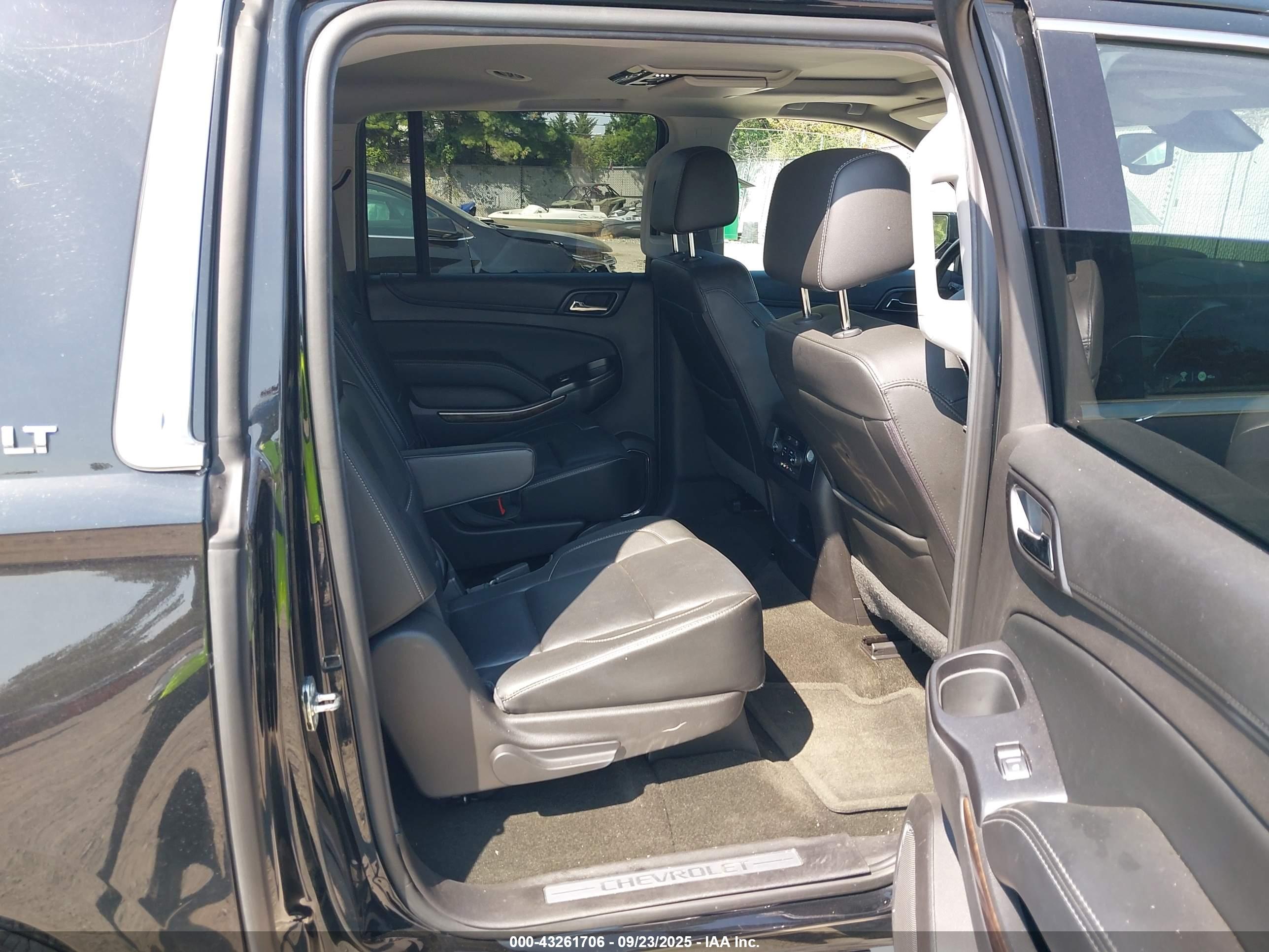 CHEVROLET SUBURBAN image 8