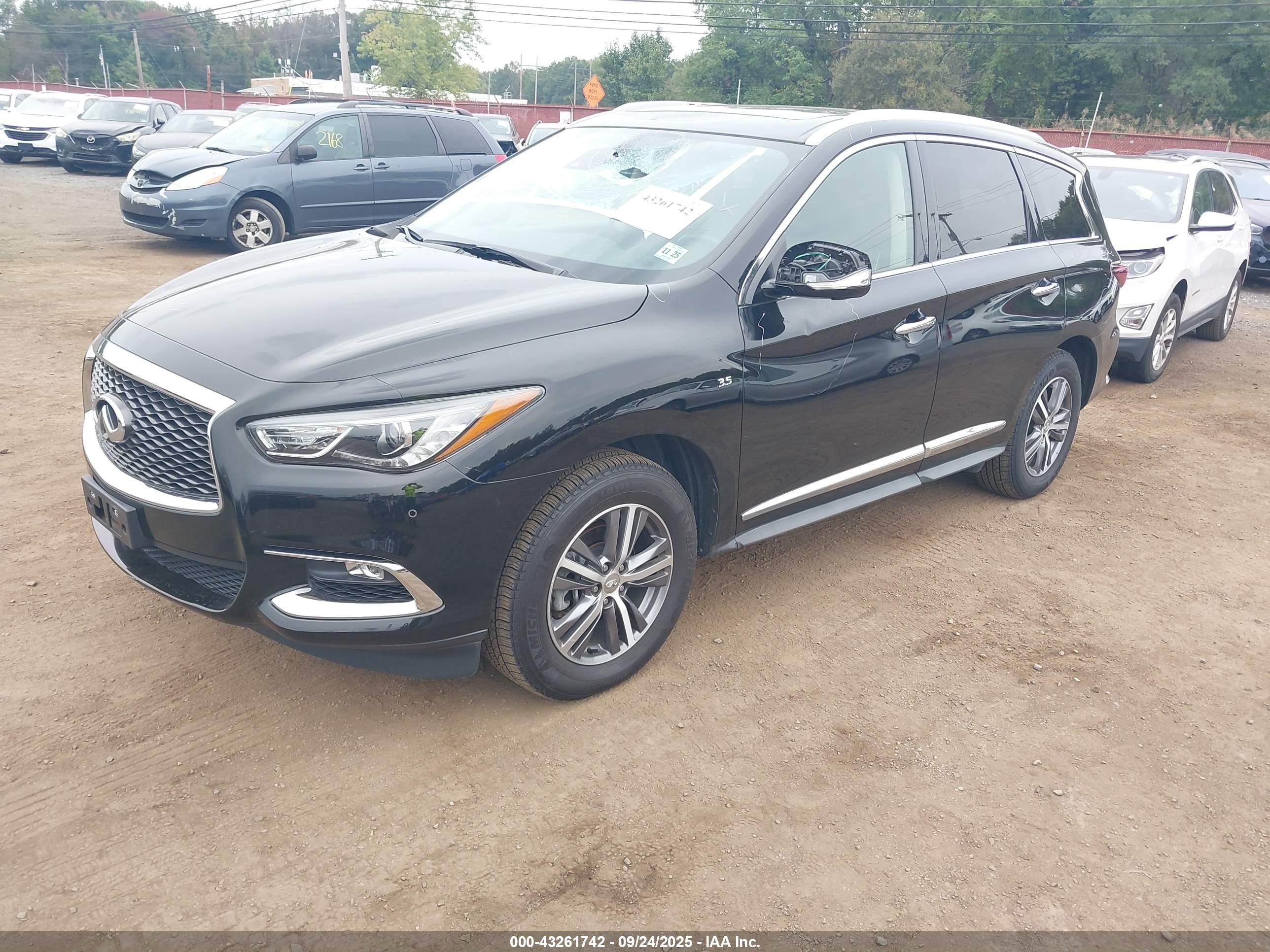 INFINITI QX60 image 2