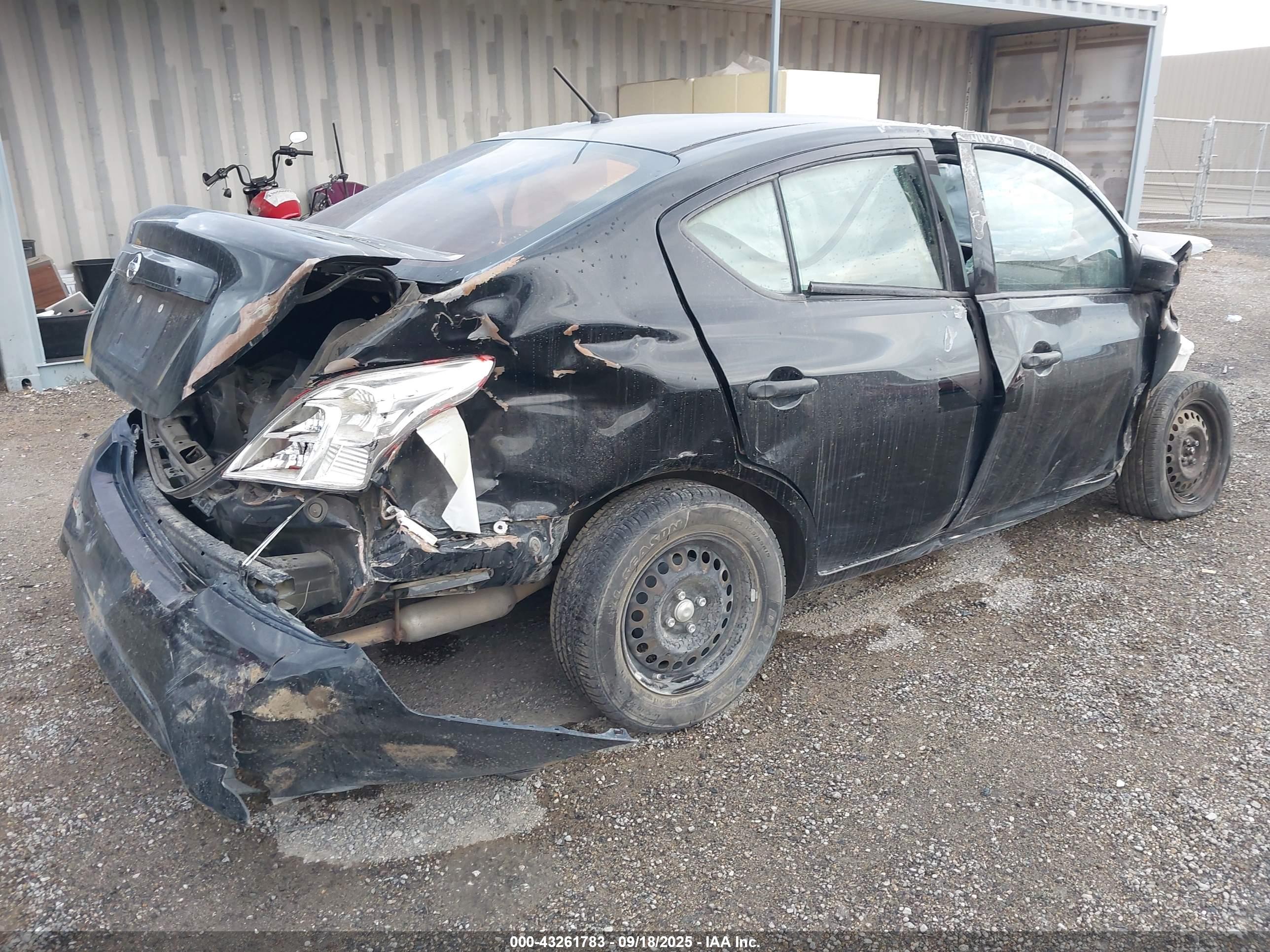 NISSAN VERSA image 4