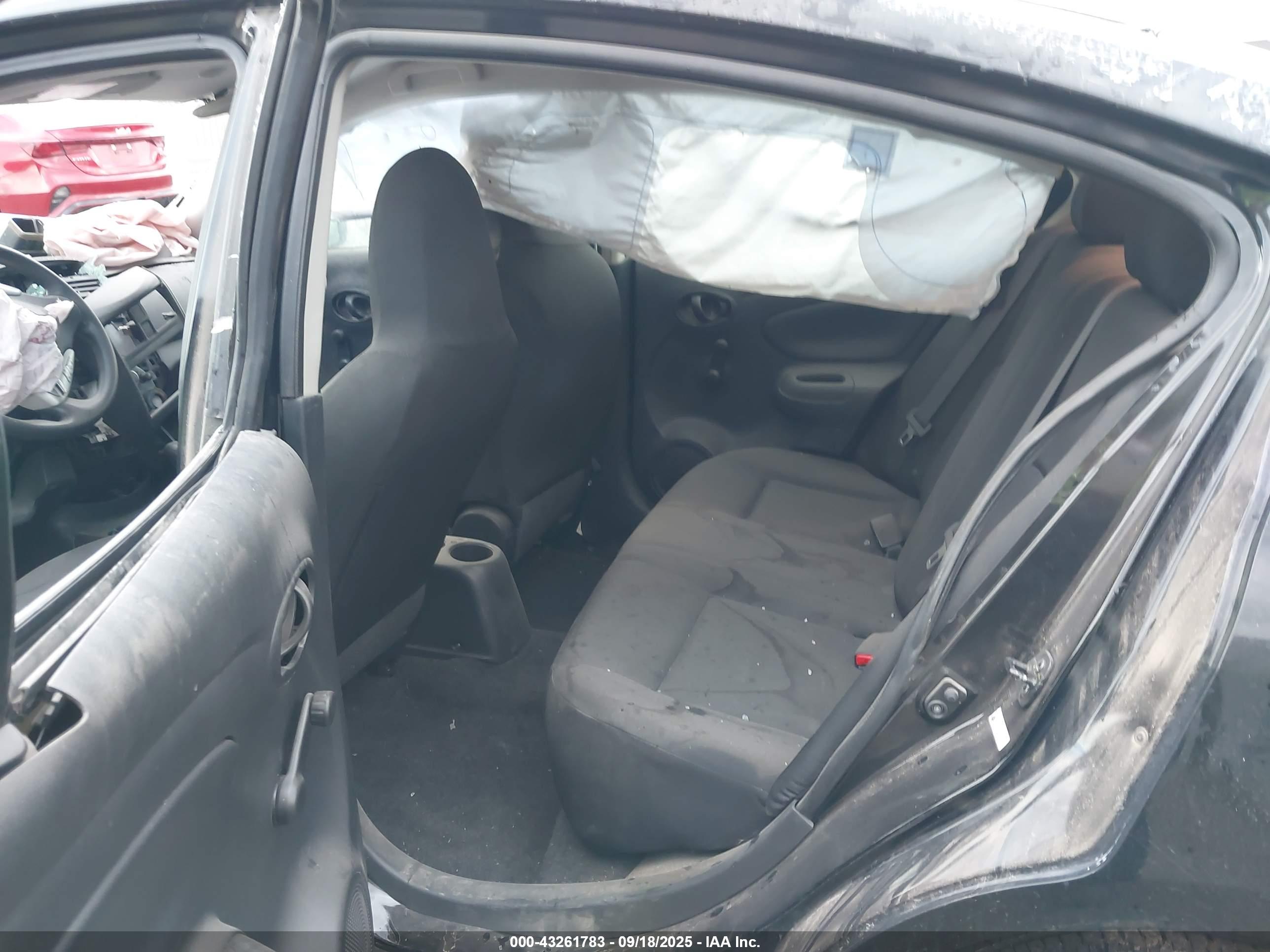 NISSAN VERSA image 8