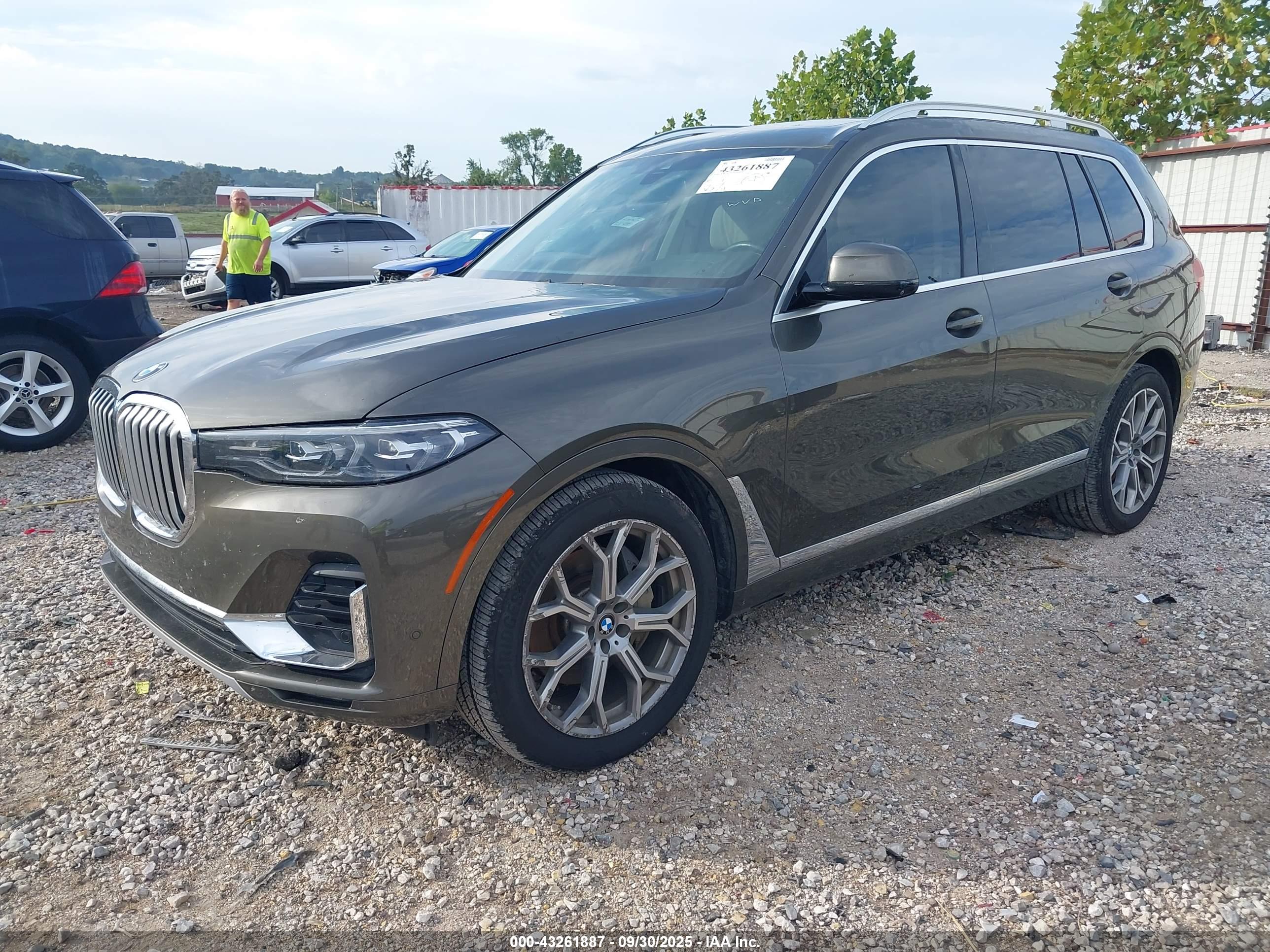 BMW X7 image 2