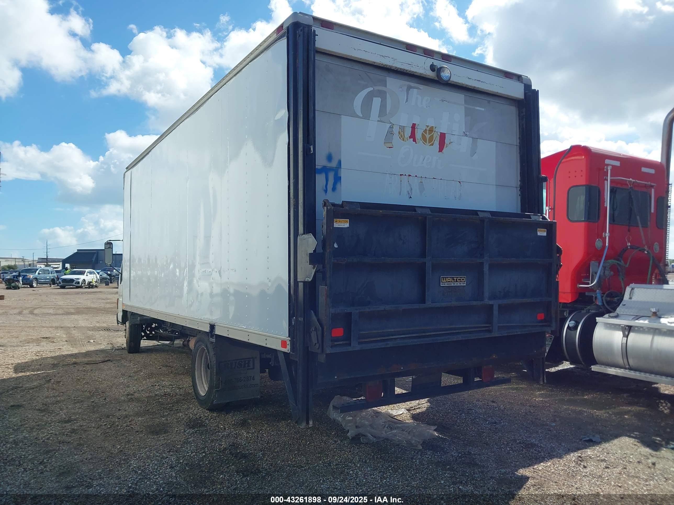 ISUZU NPR image 3