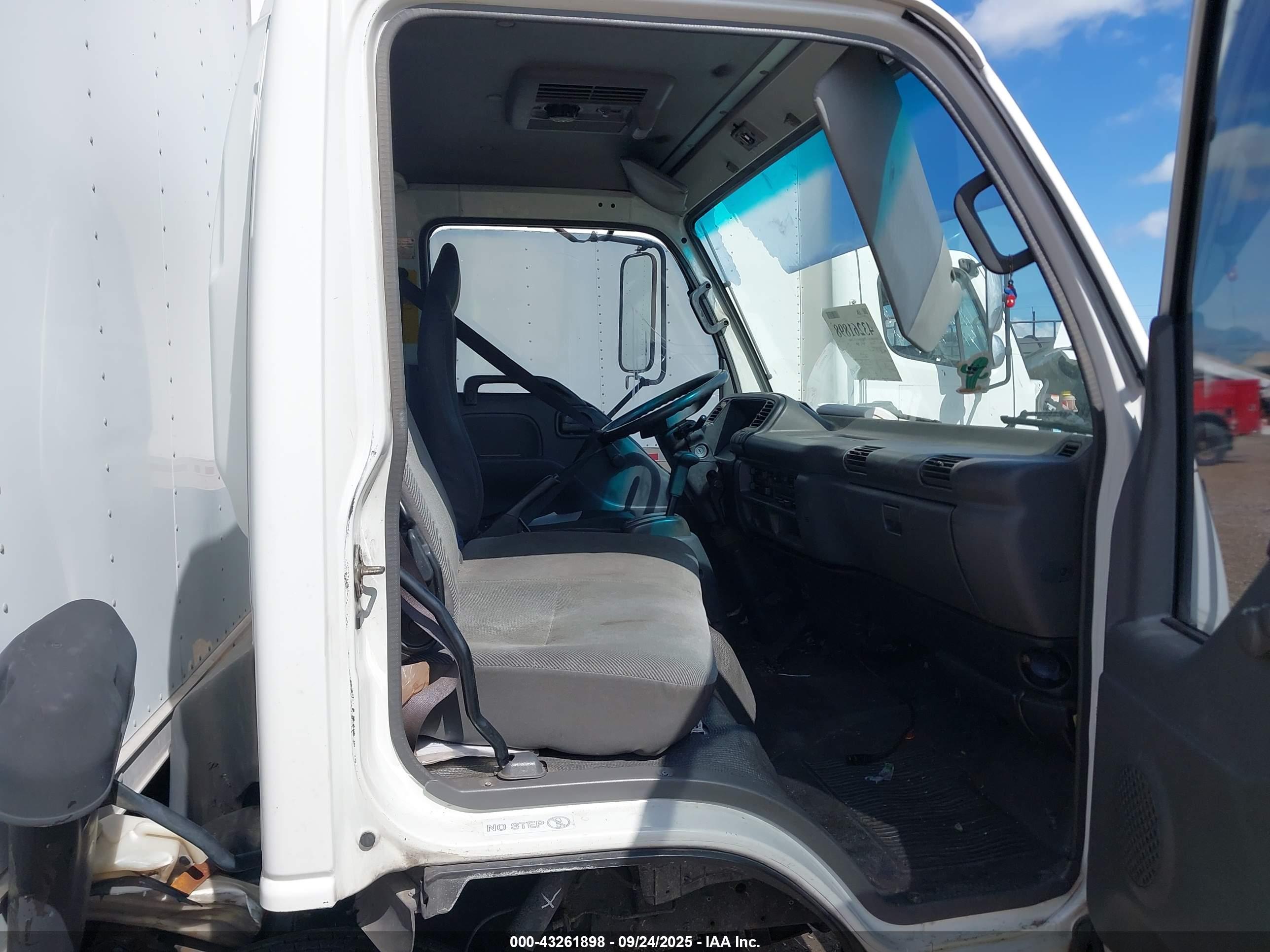 ISUZU NPR image 8