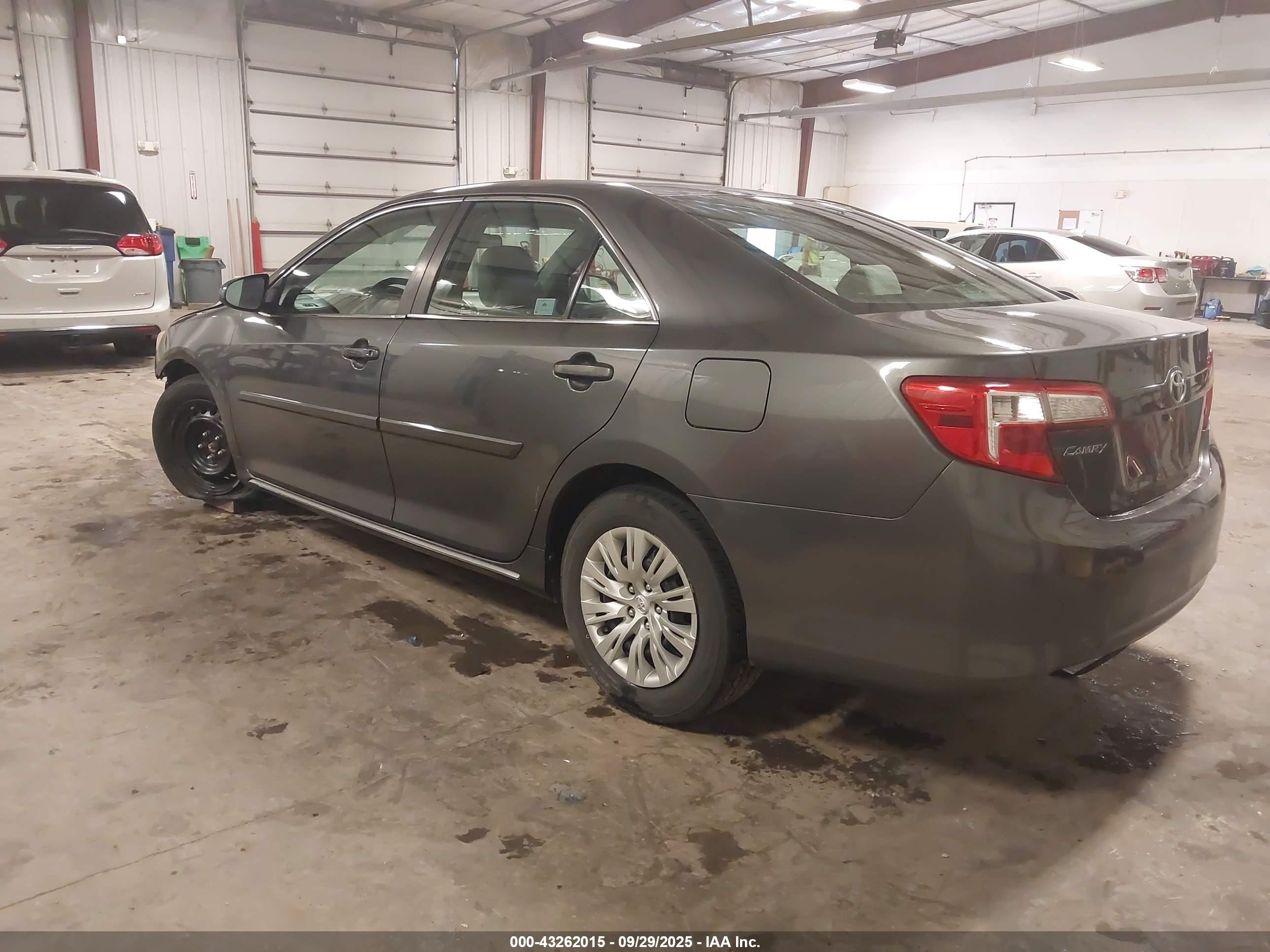 TOYOTA CAMRY image 3