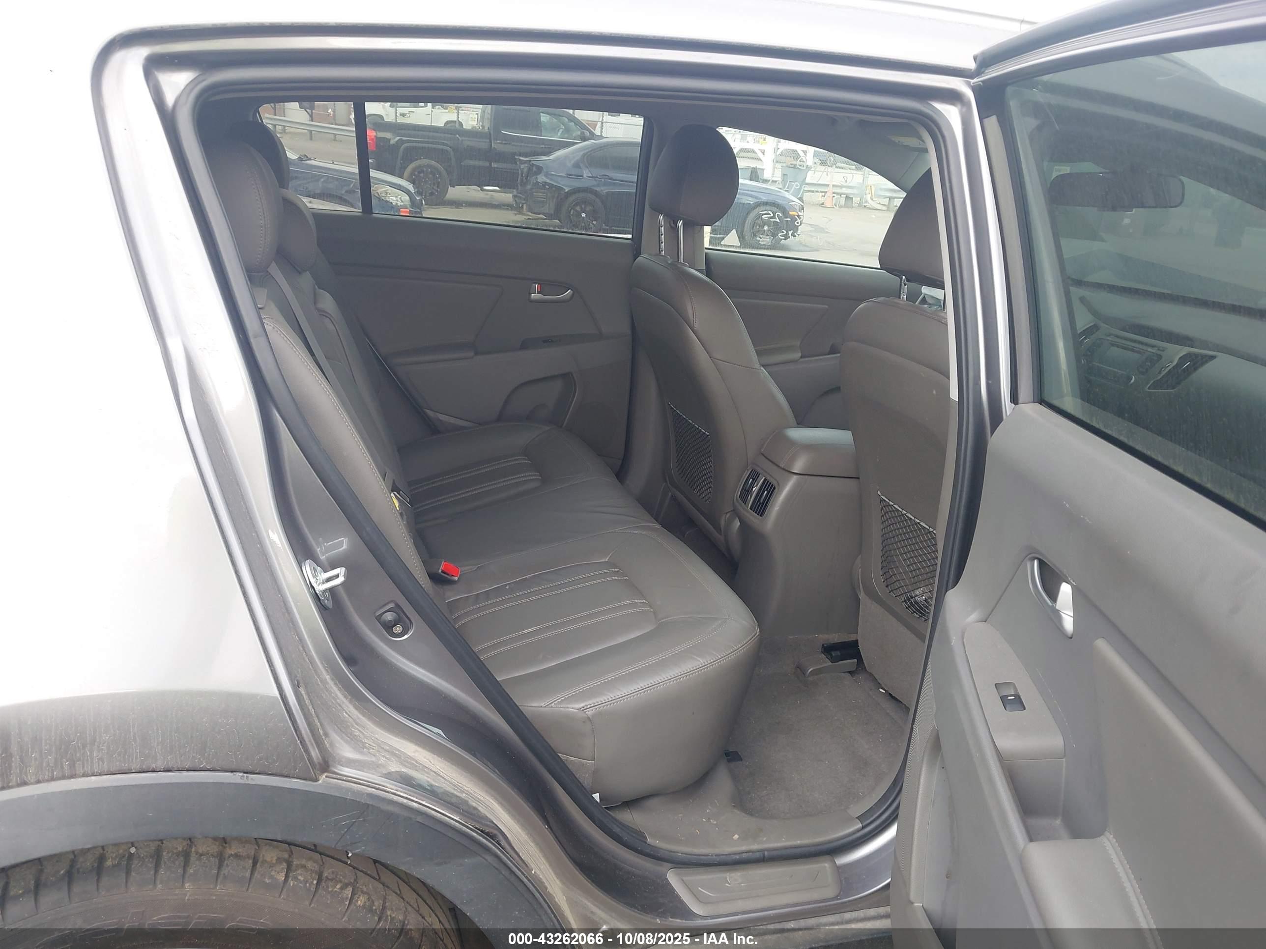 KIA SPORTAGE image 8
