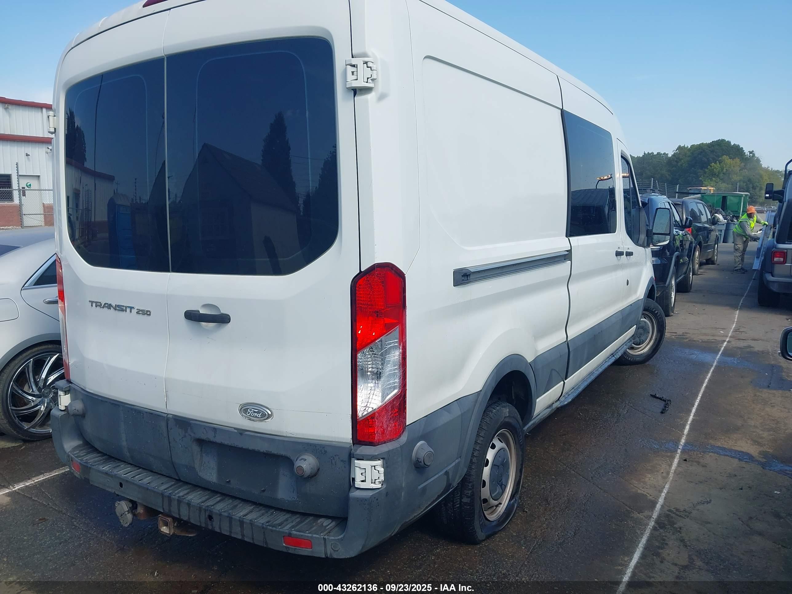 FORD TRANSIT-250 image 4