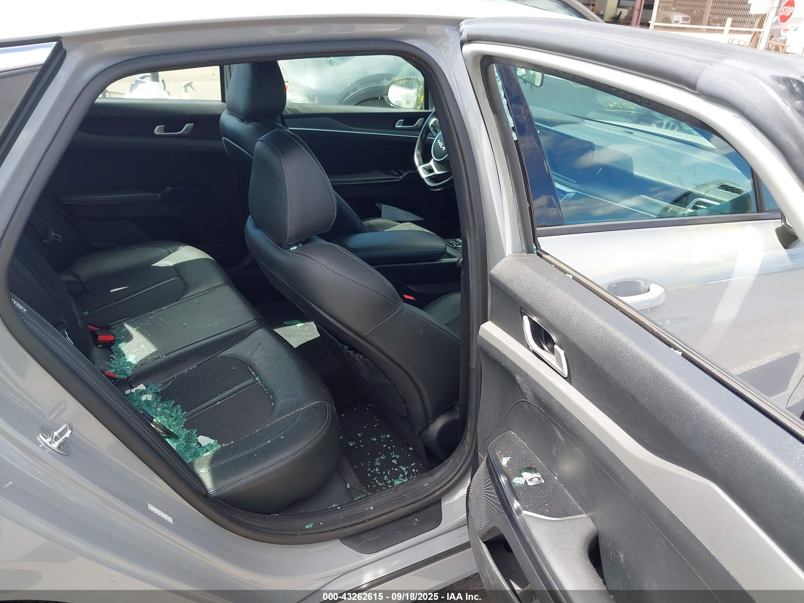 KIA K5 image 8