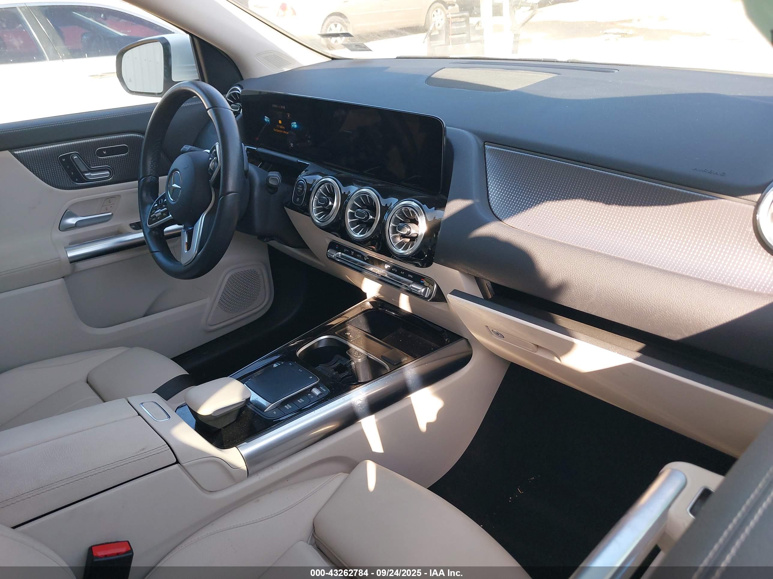 MERCEDES-BENZ GLA image 5