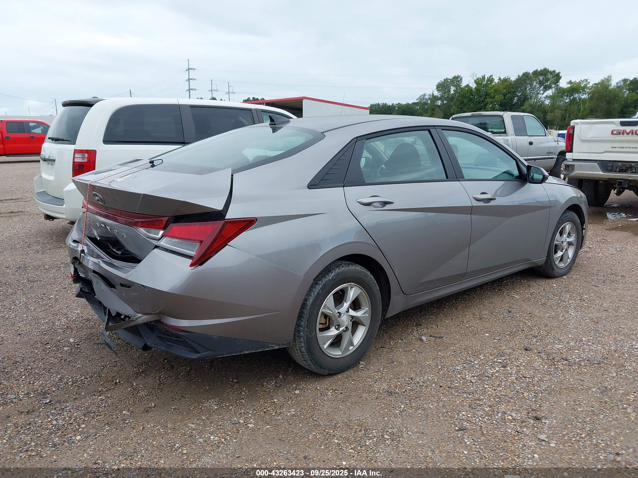 HYUNDAI ELANTRA image 4