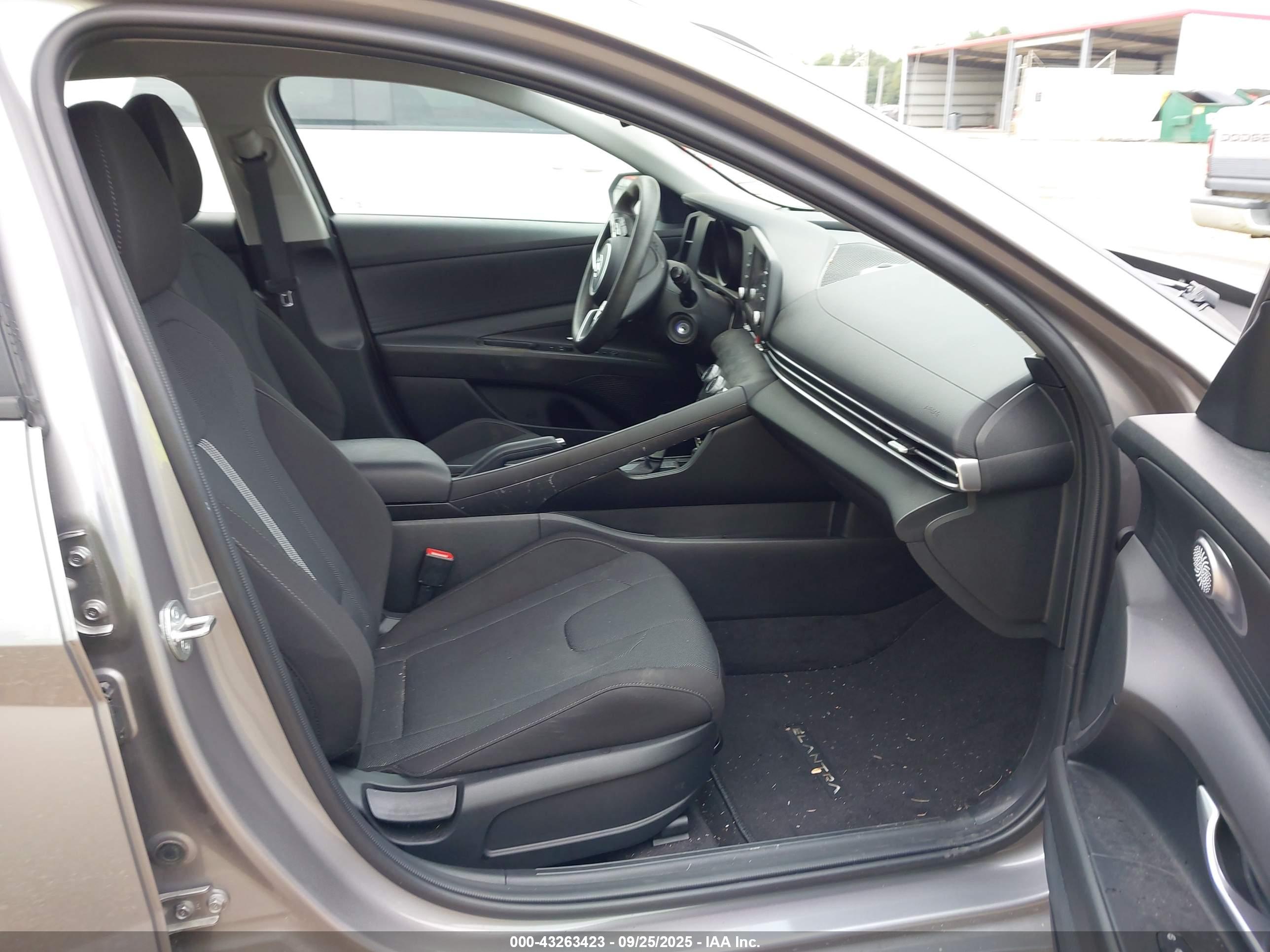 HYUNDAI ELANTRA image 5