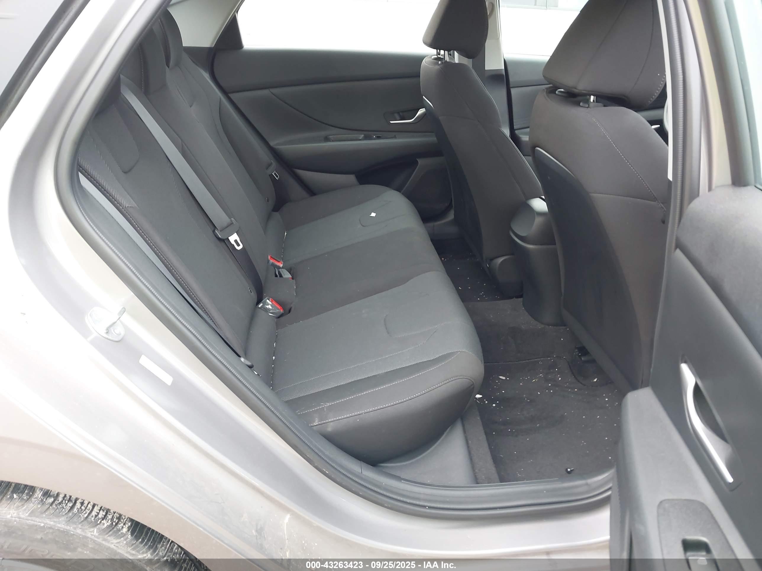 HYUNDAI ELANTRA image 8