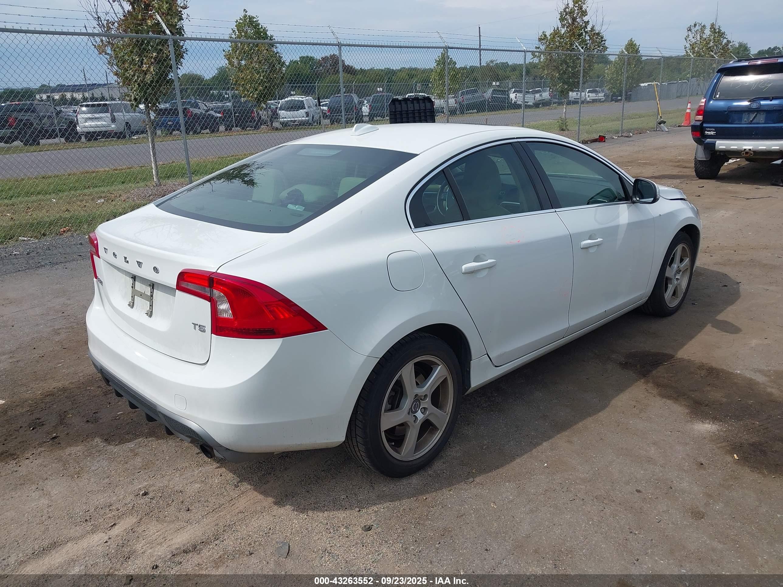 VOLVO S60 image 4