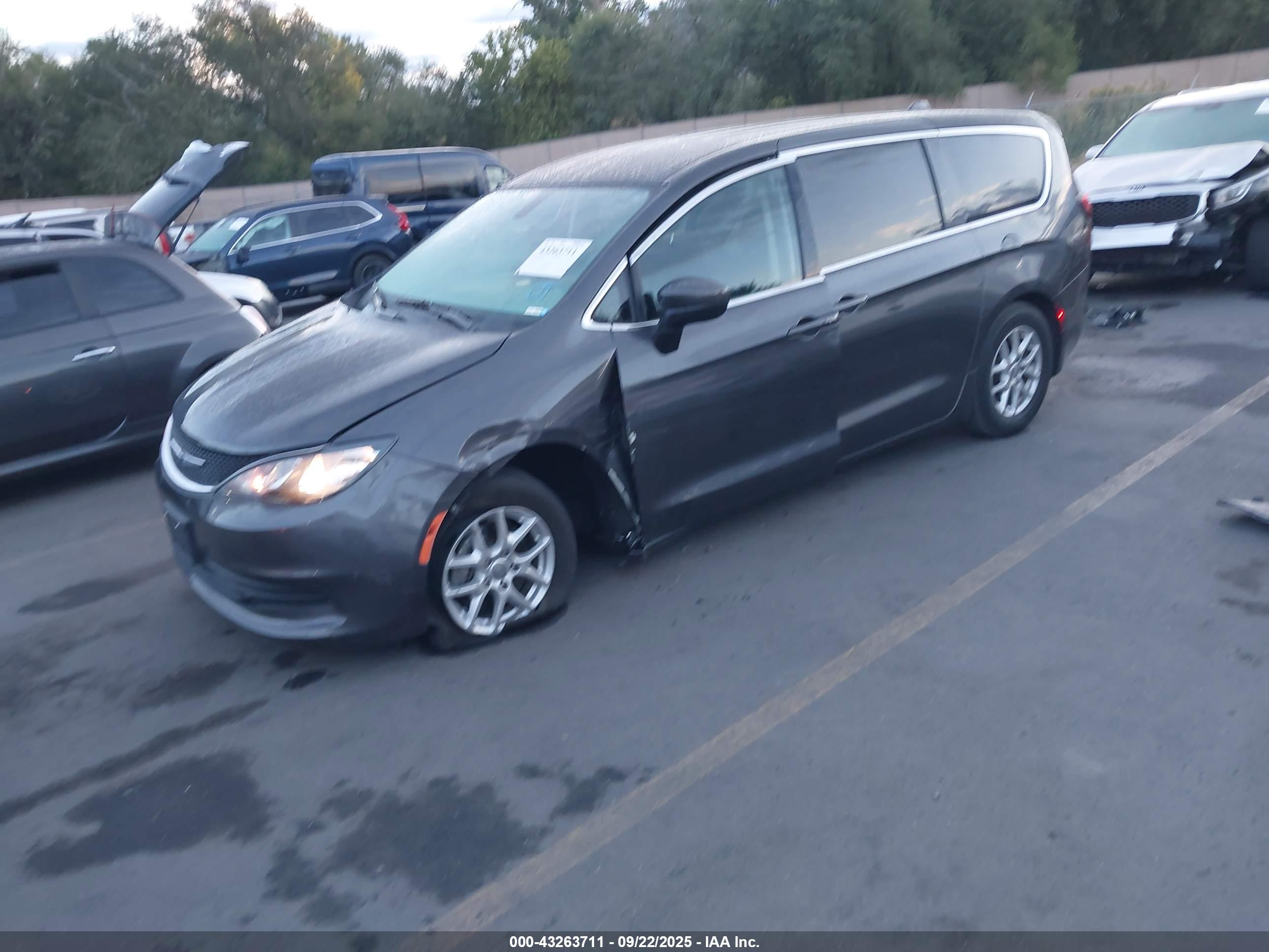 CHRYSLER VOYAGER image 2