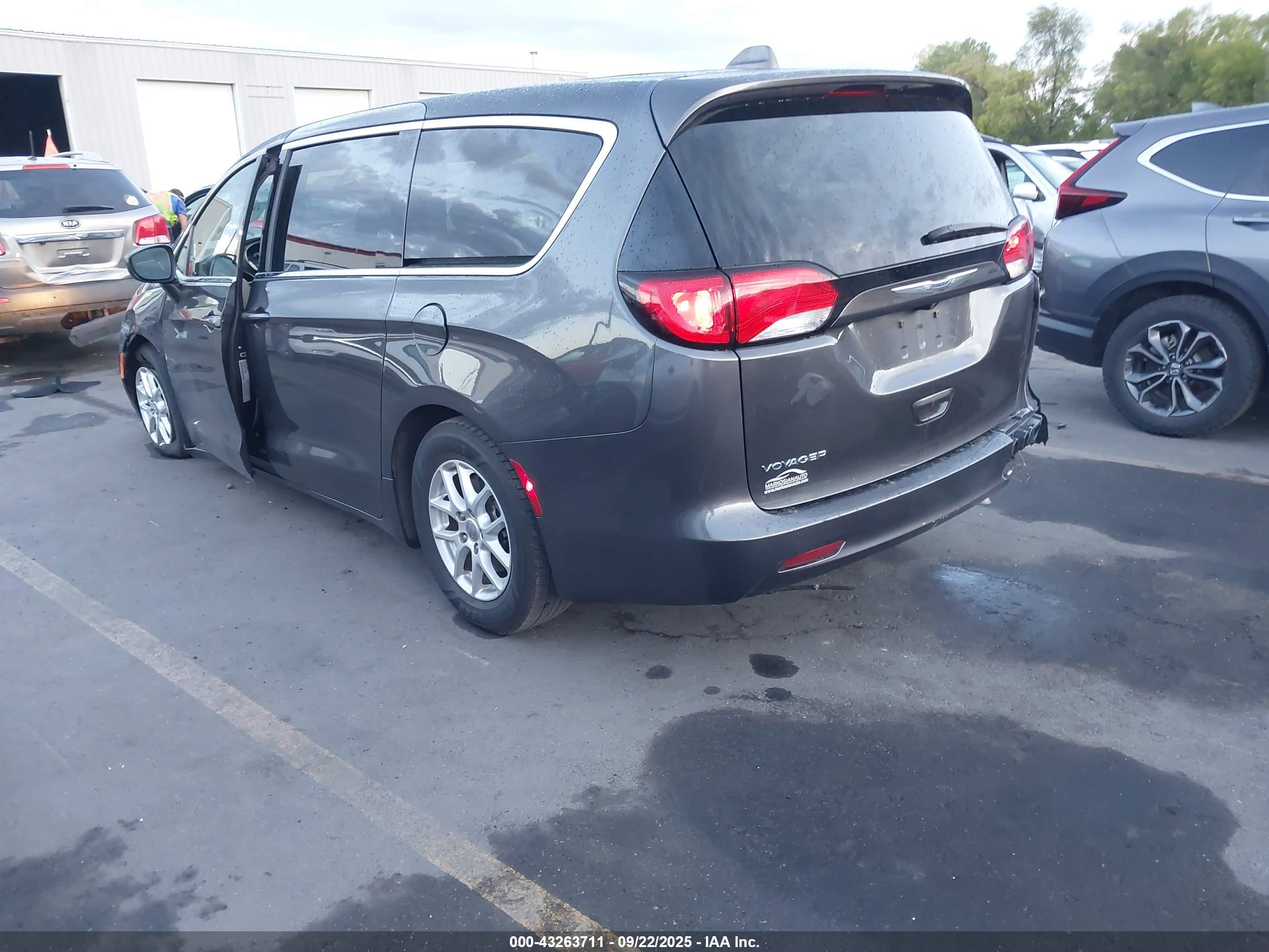 CHRYSLER VOYAGER image 3
