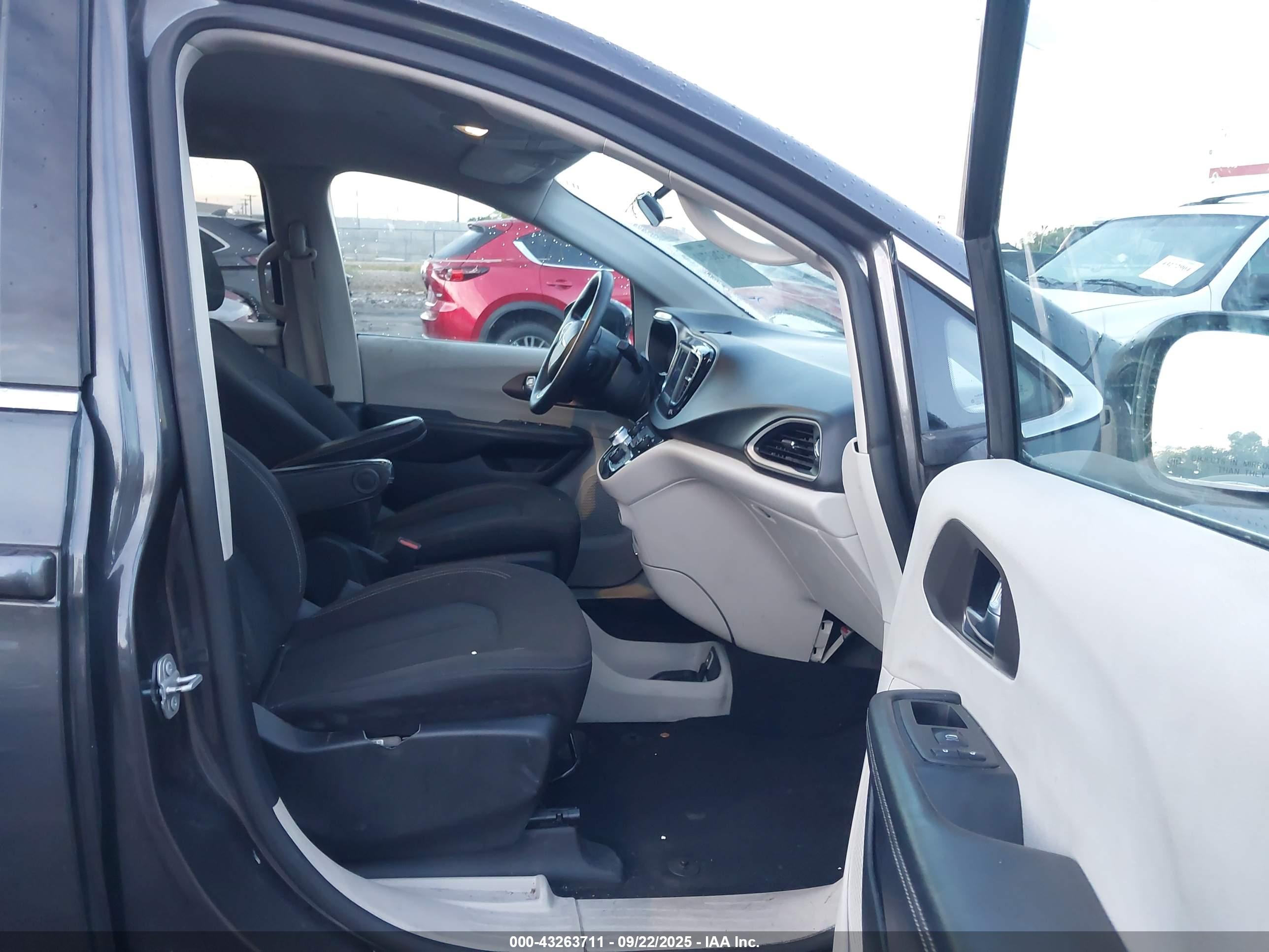 CHRYSLER VOYAGER image 5