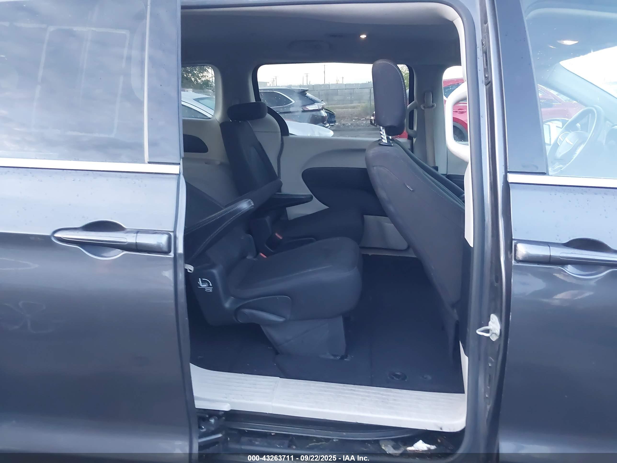 CHRYSLER VOYAGER image 8