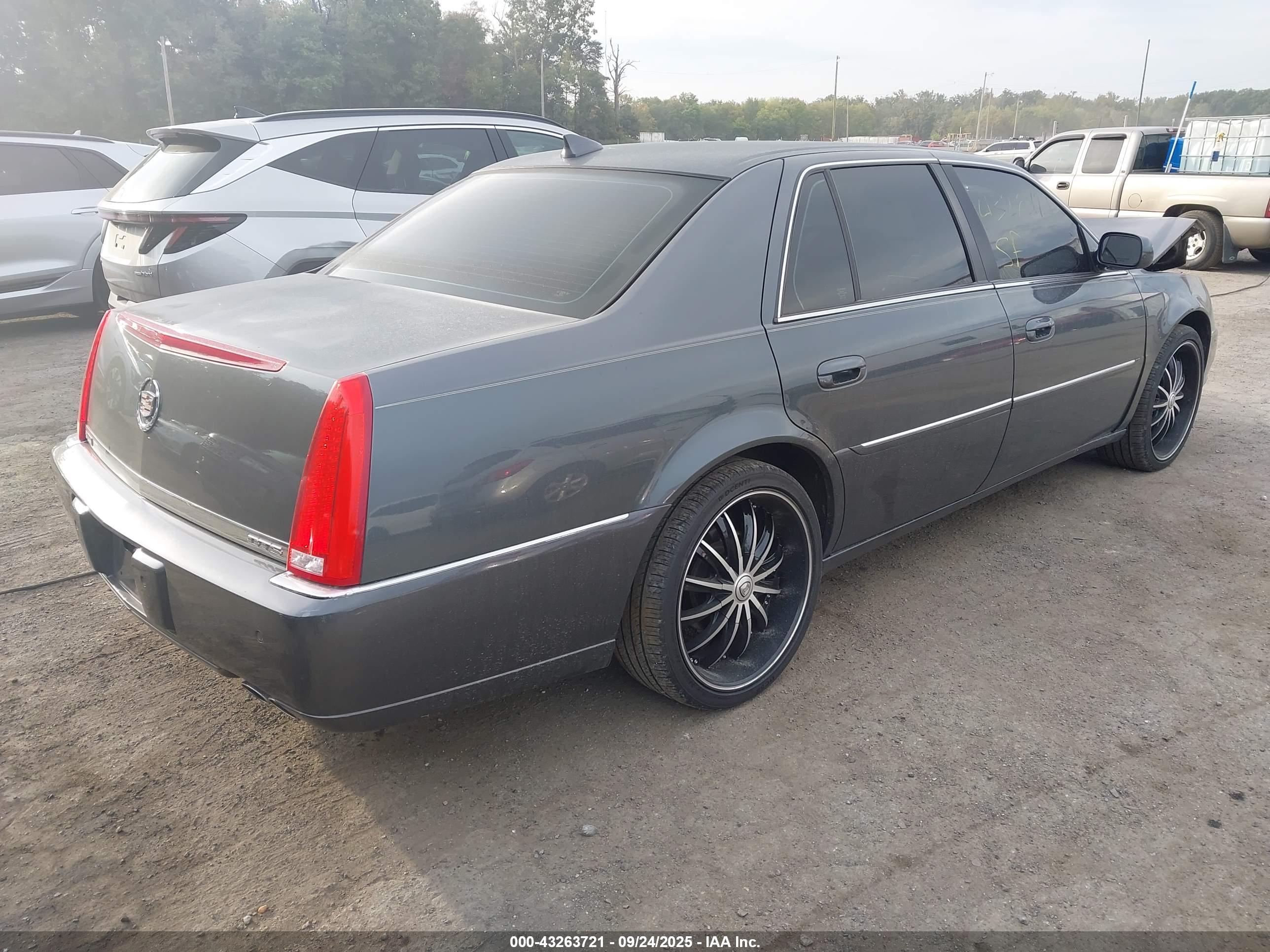 CADILLAC DTS image 4