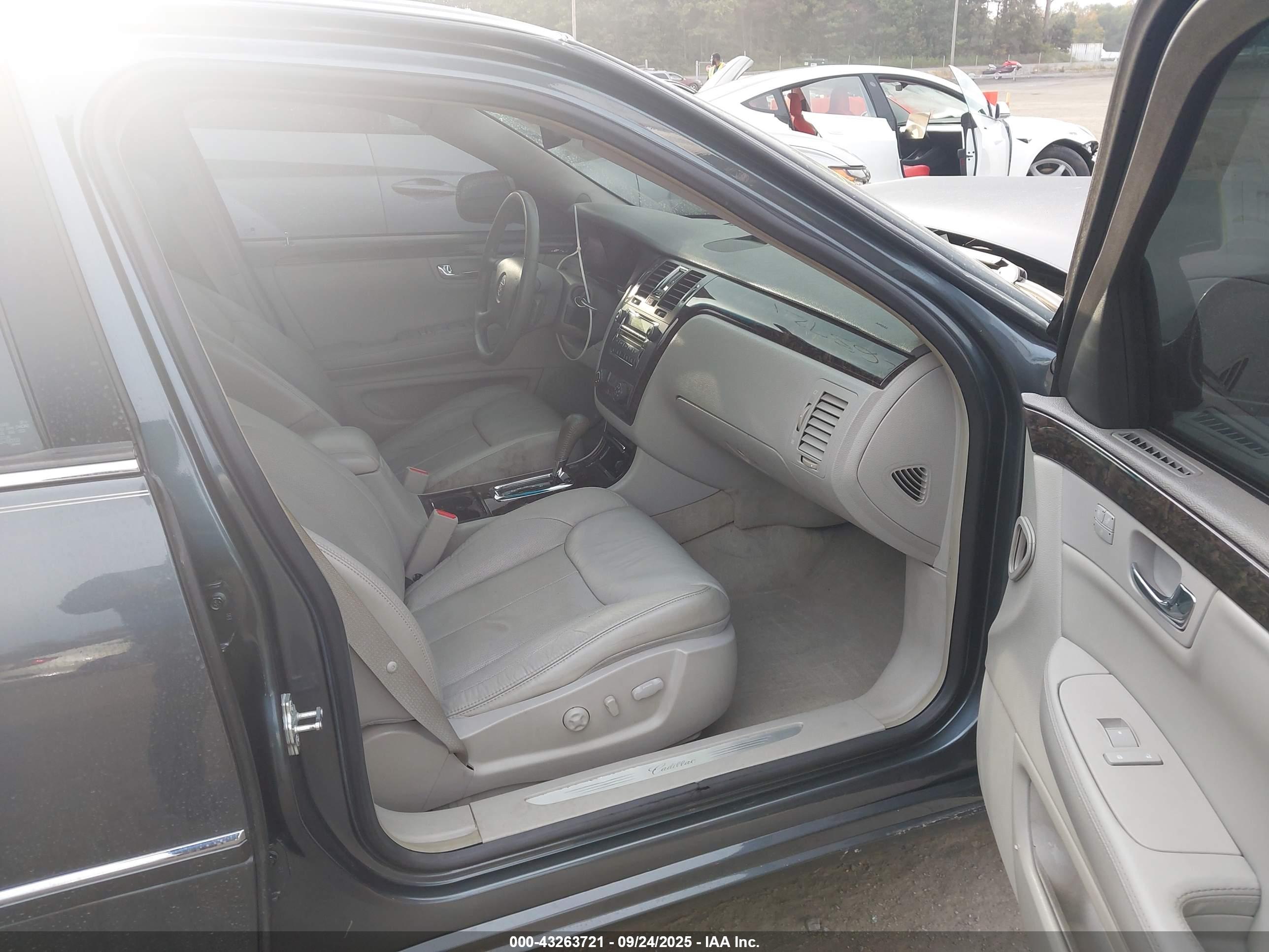 CADILLAC DTS image 5