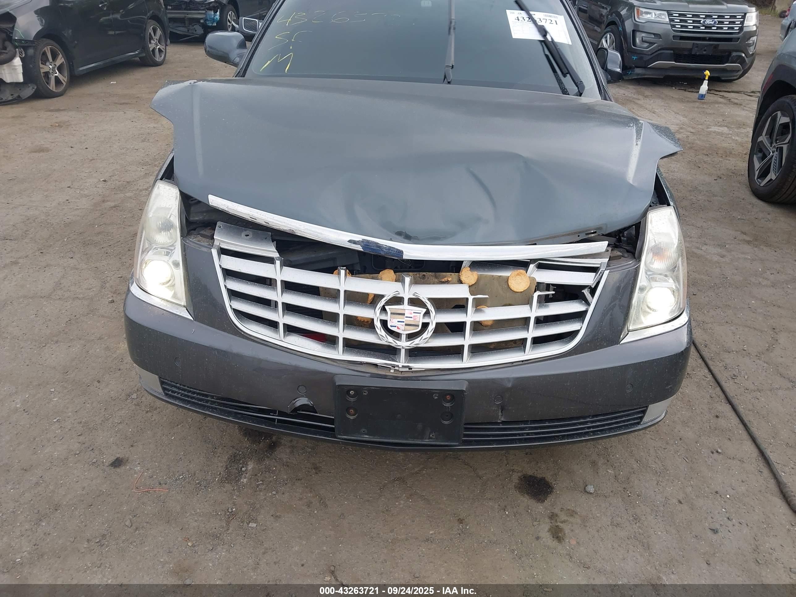 CADILLAC DTS image 6