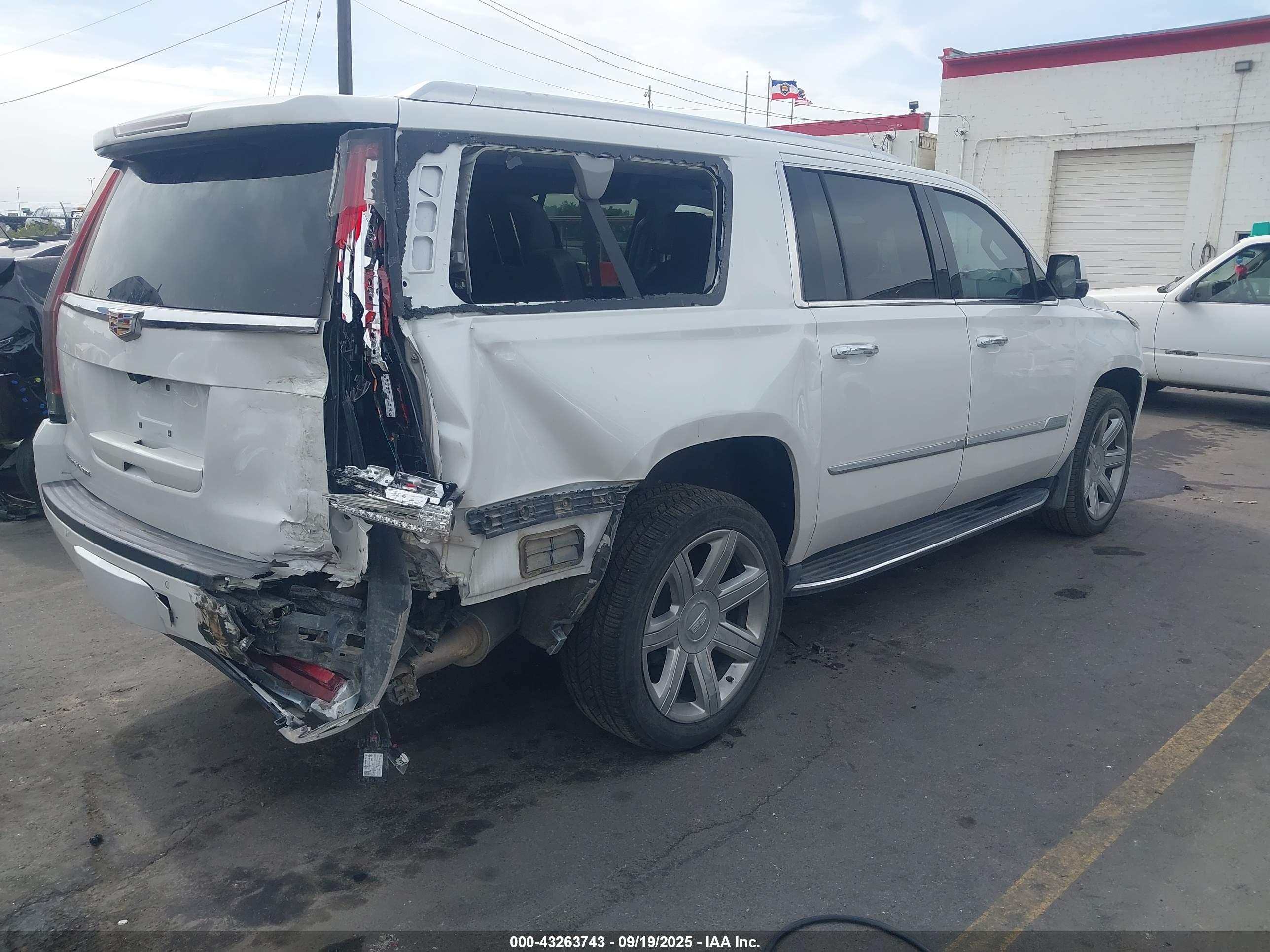 CADILLAC ESCALADE image 4