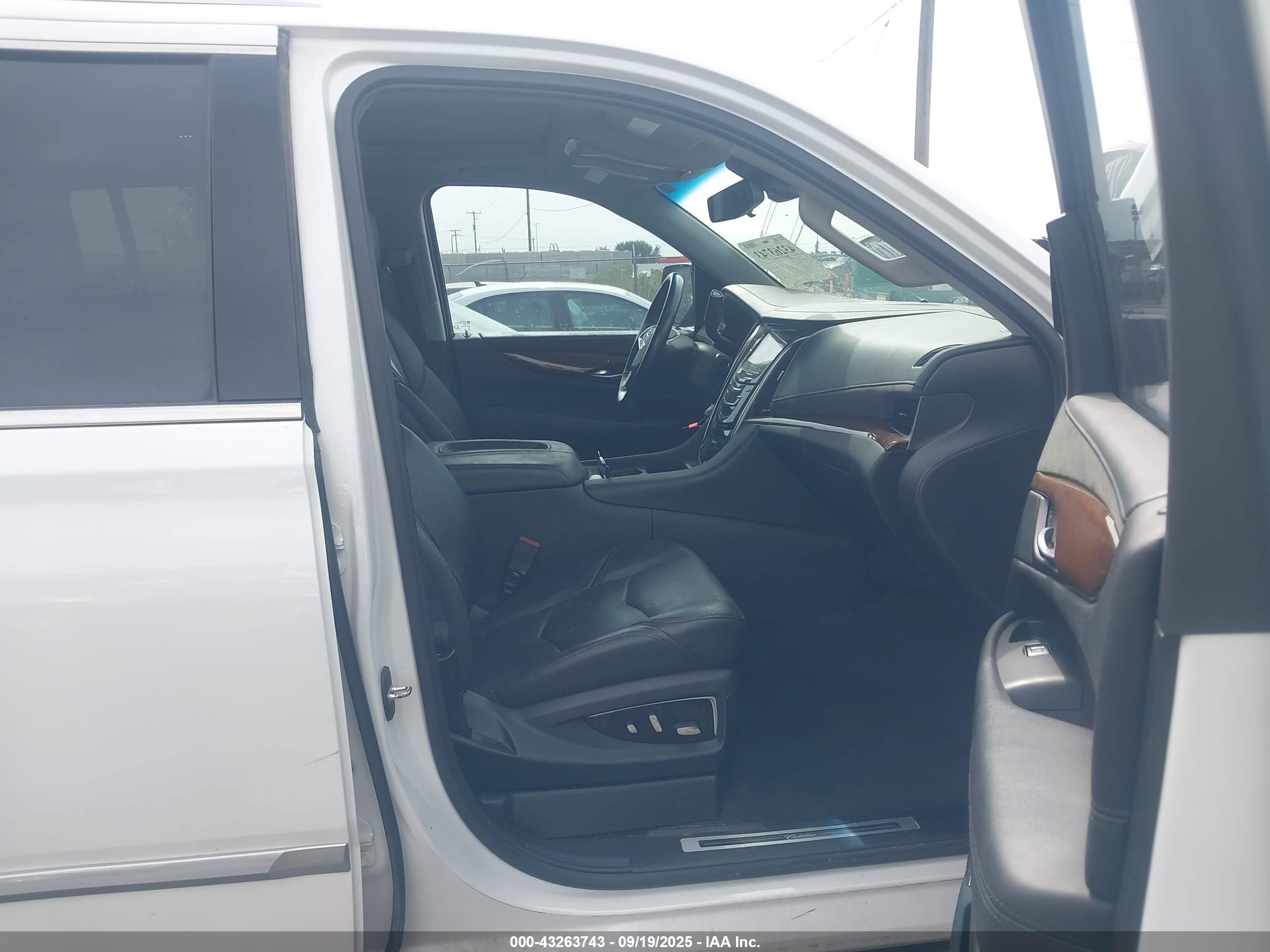 CADILLAC ESCALADE image 5