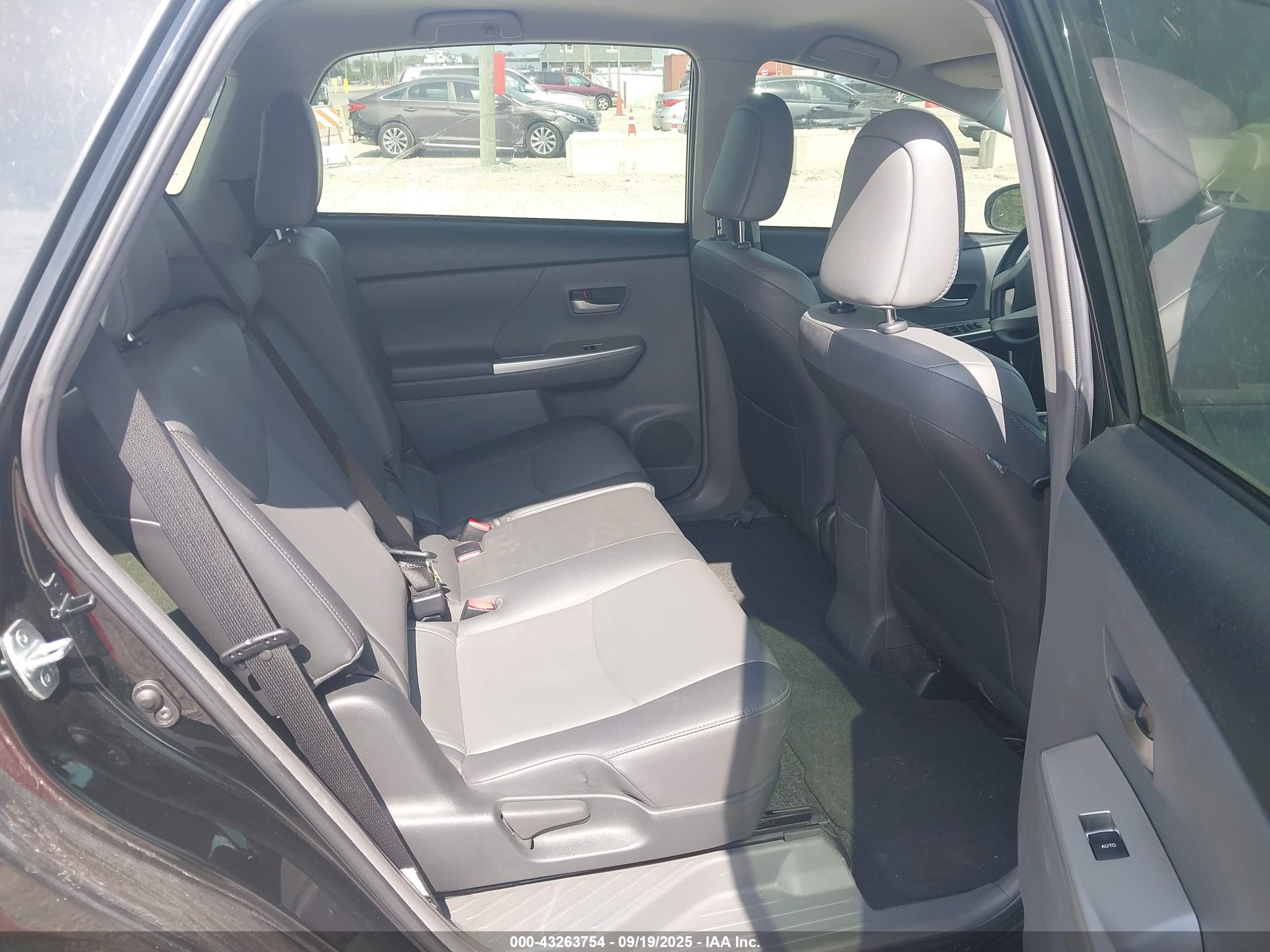 TOYOTA PRIUS image 8