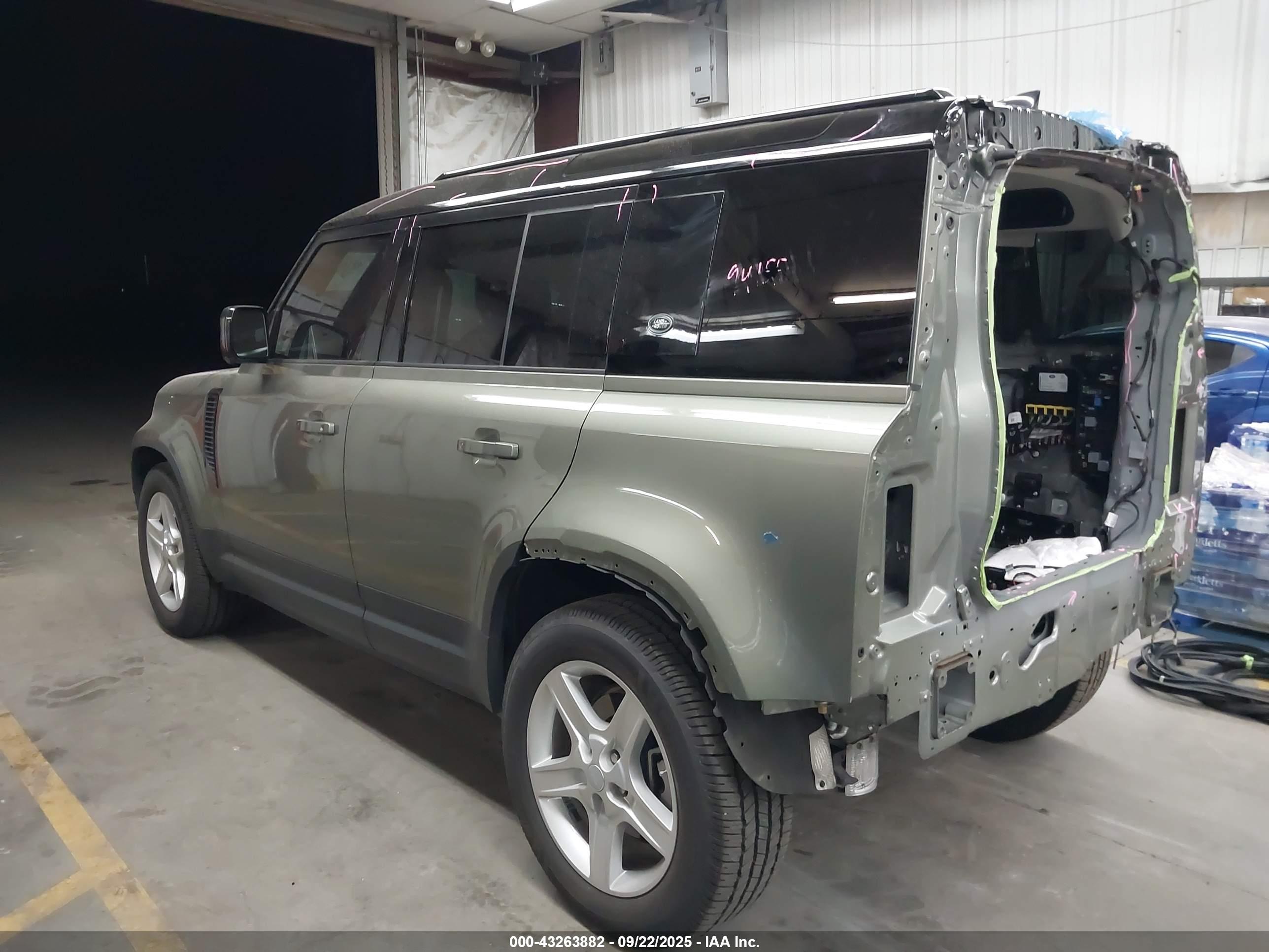 LAND ROVER image 3