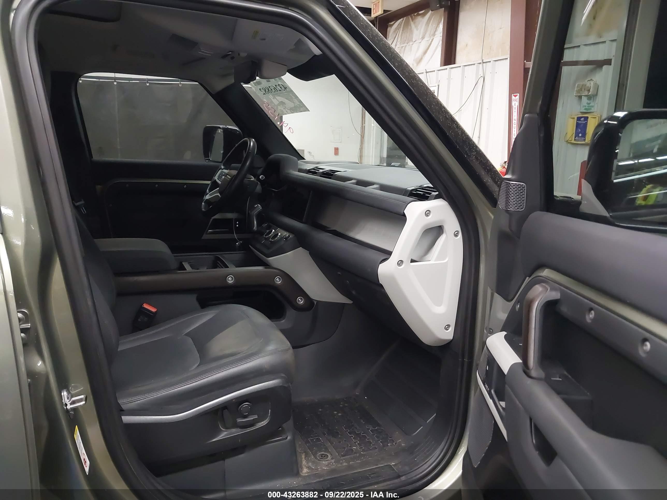 LAND ROVER image 5