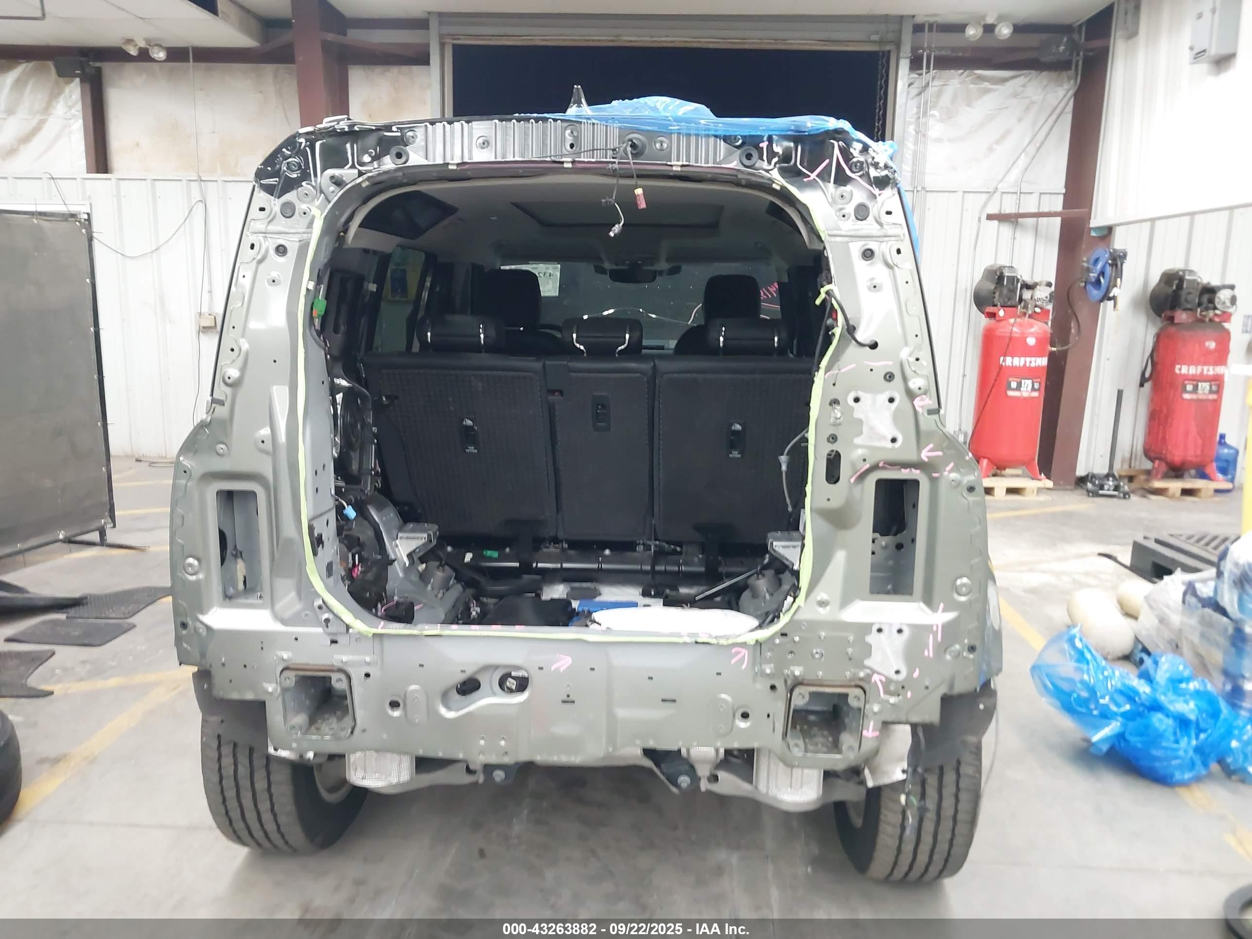 LAND ROVER image 6