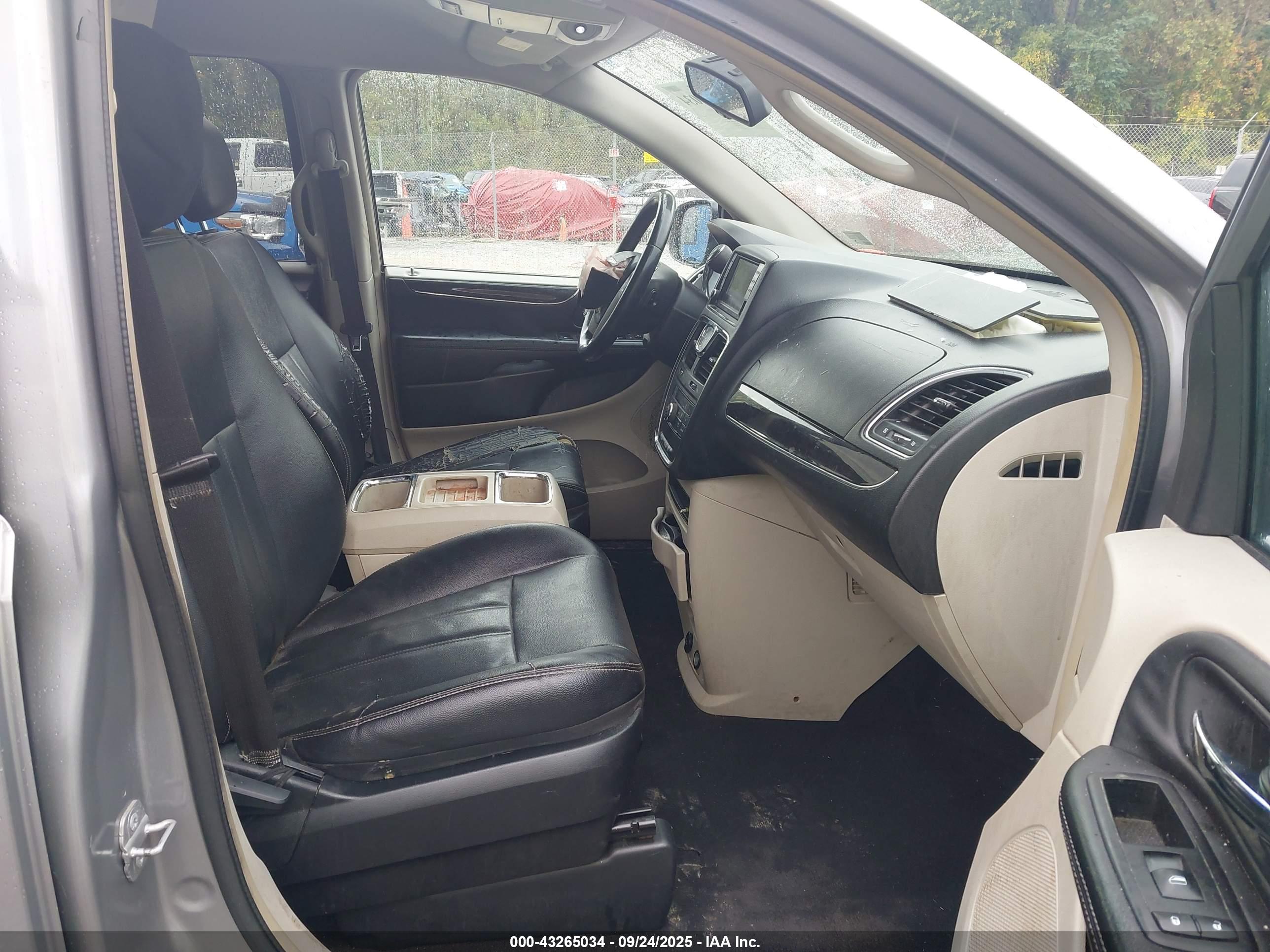 CHRYSLER TOWN image 5