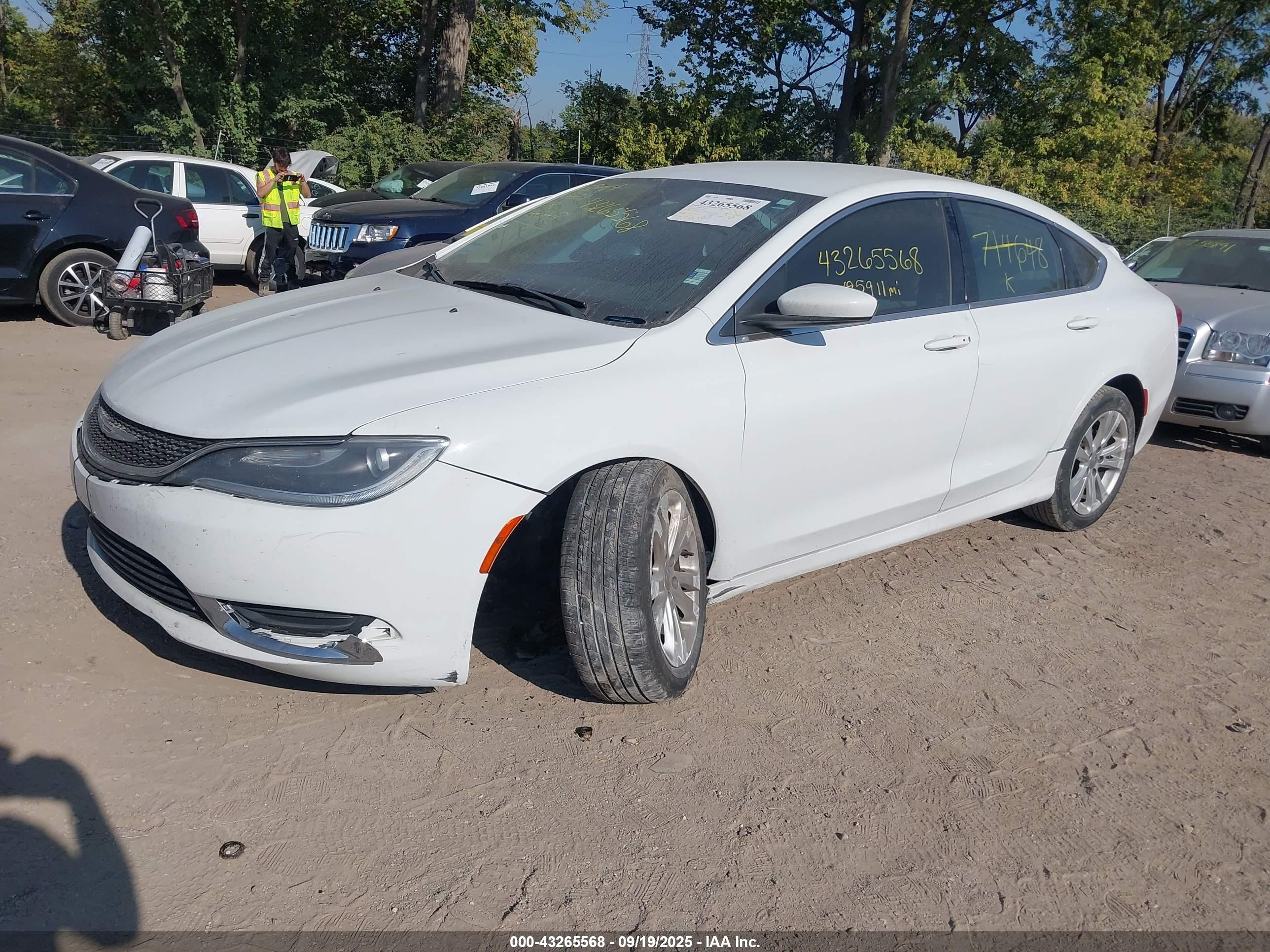 CHRYSLER 200 image 2