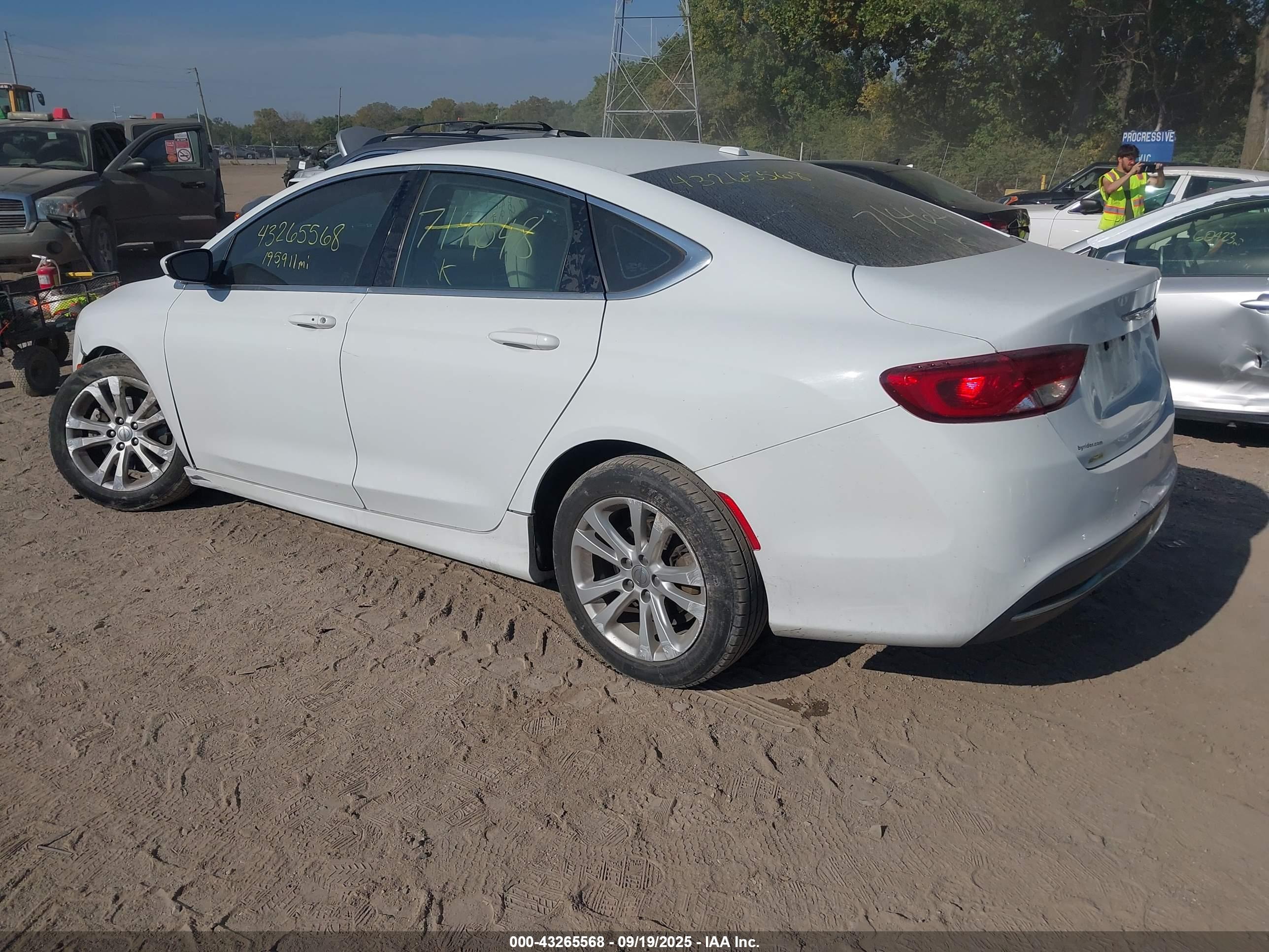 CHRYSLER 200 image 3