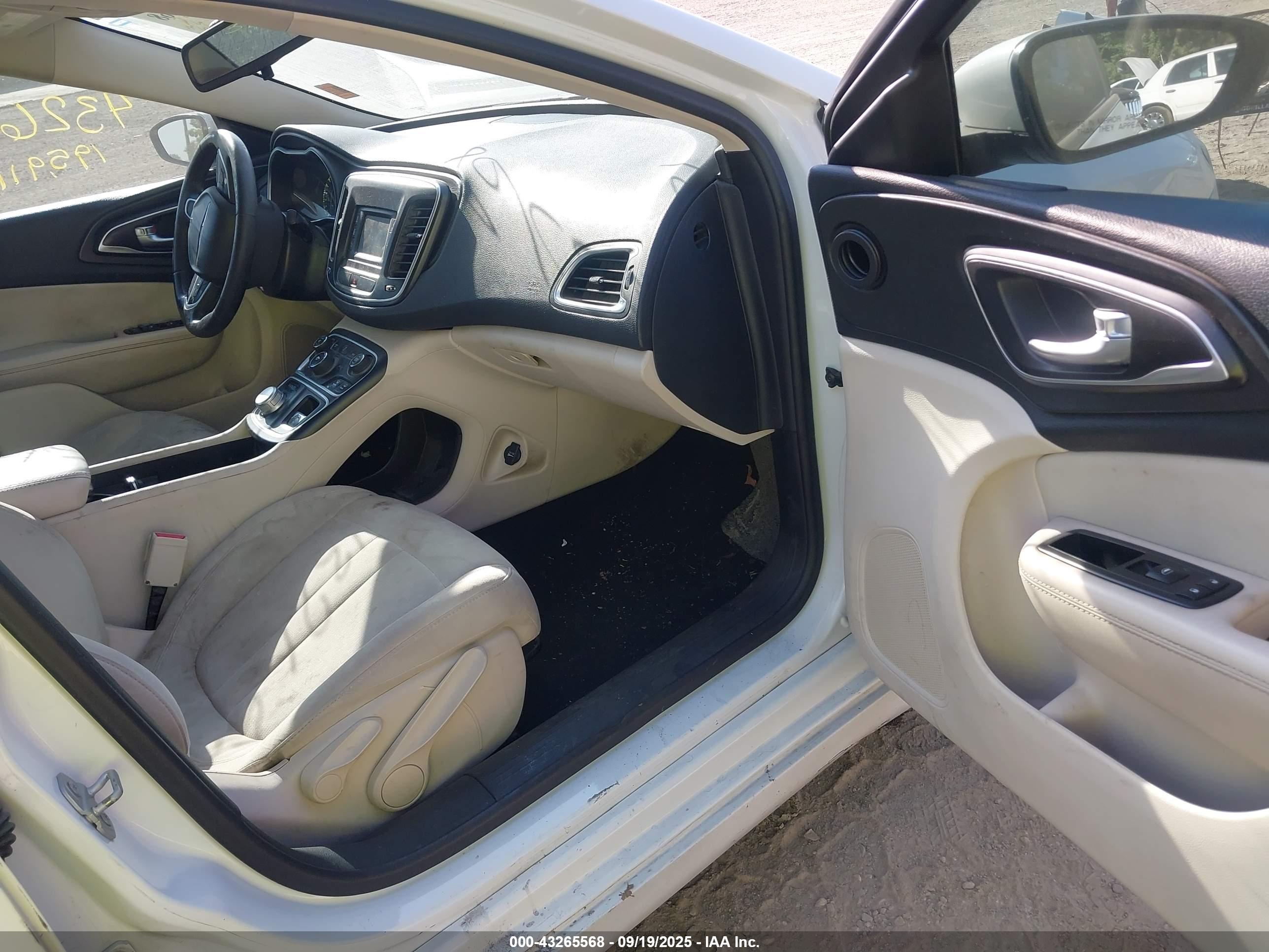 CHRYSLER 200 image 5