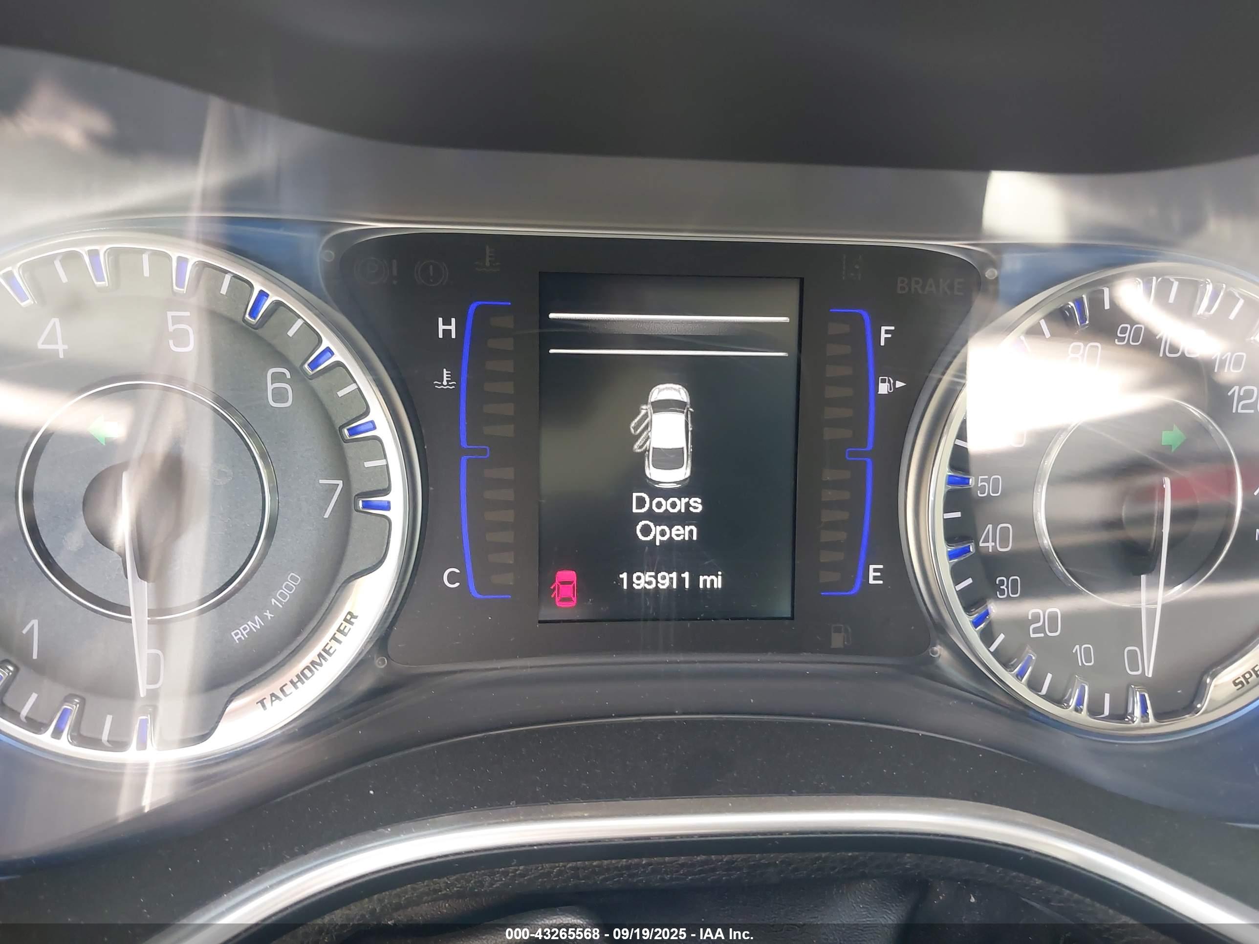 CHRYSLER 200 image 7