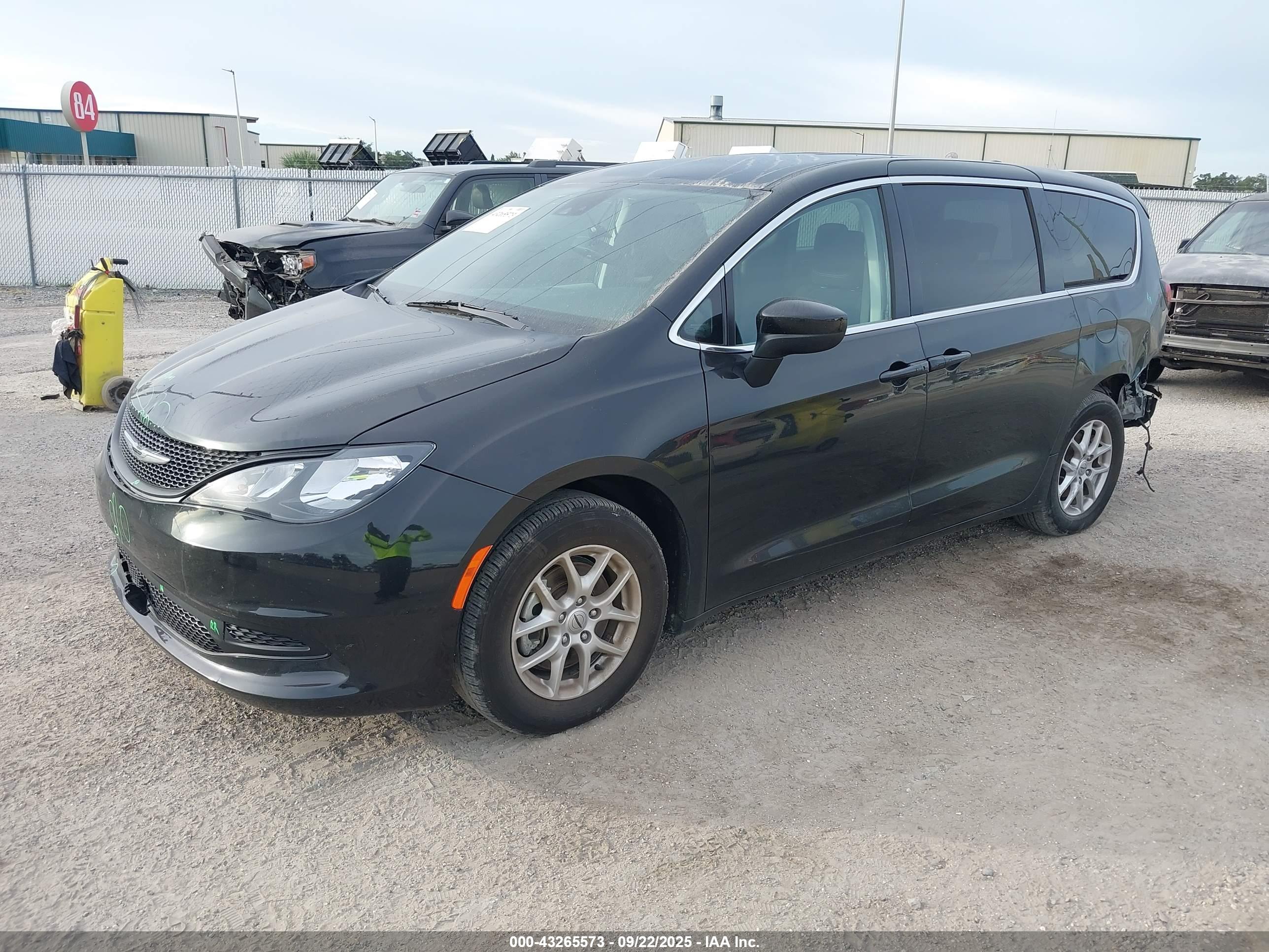 CHRYSLER VOYAGER image 2