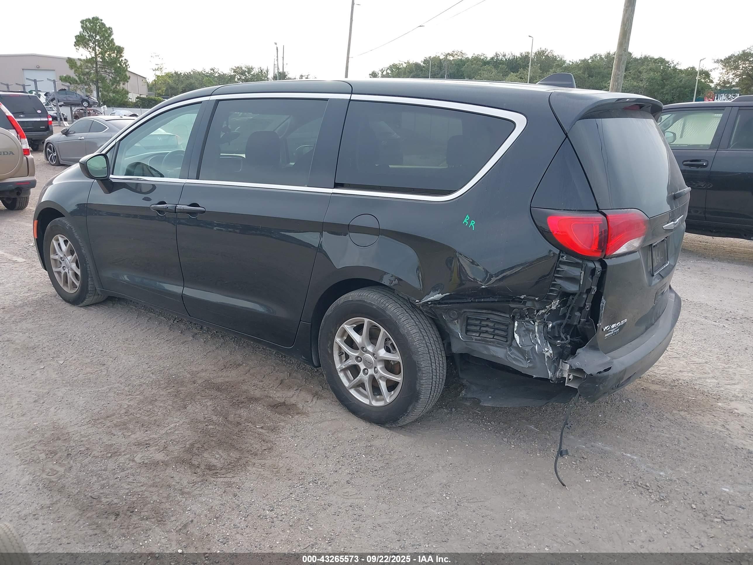 CHRYSLER VOYAGER image 3