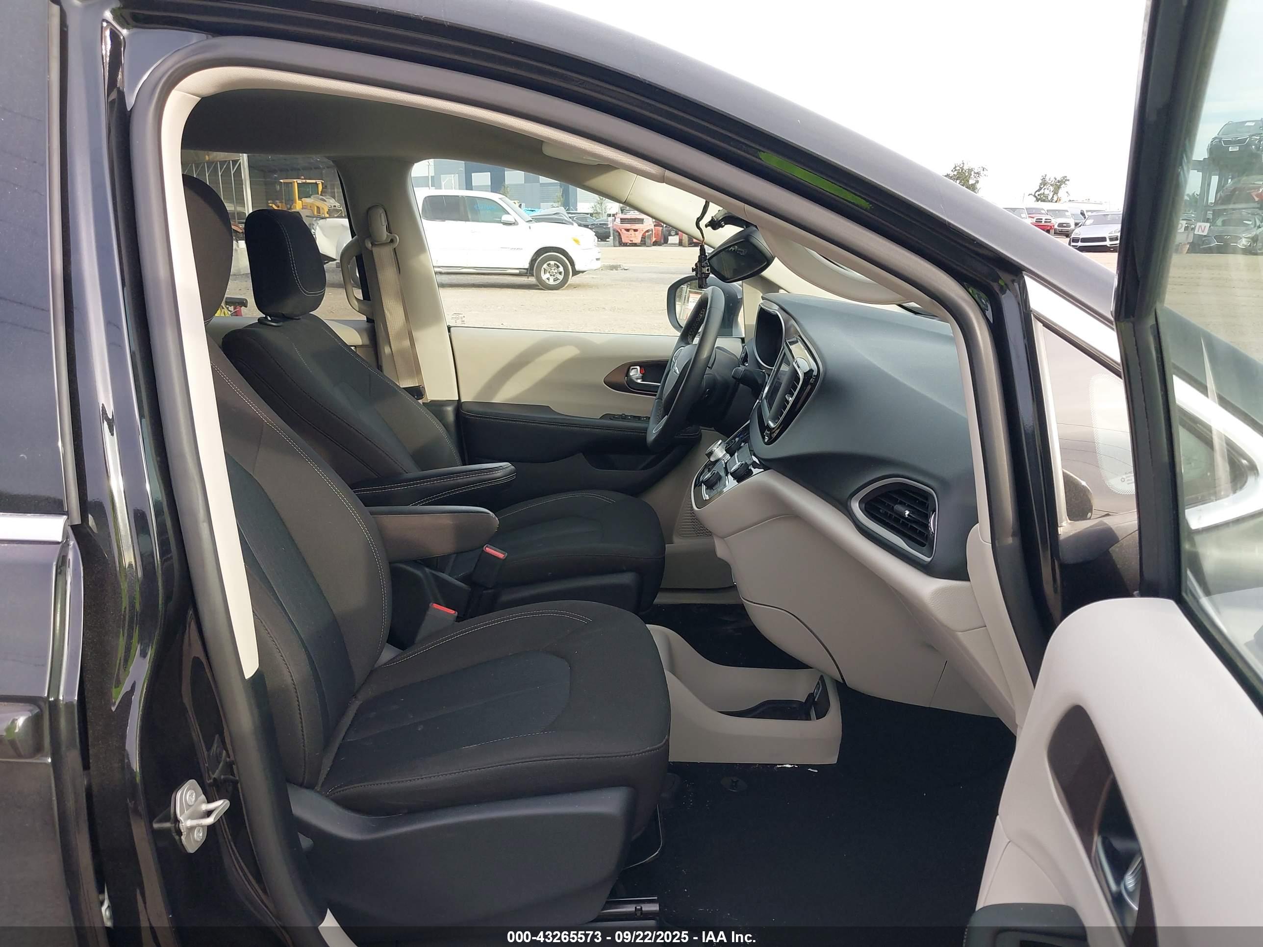 CHRYSLER VOYAGER image 5