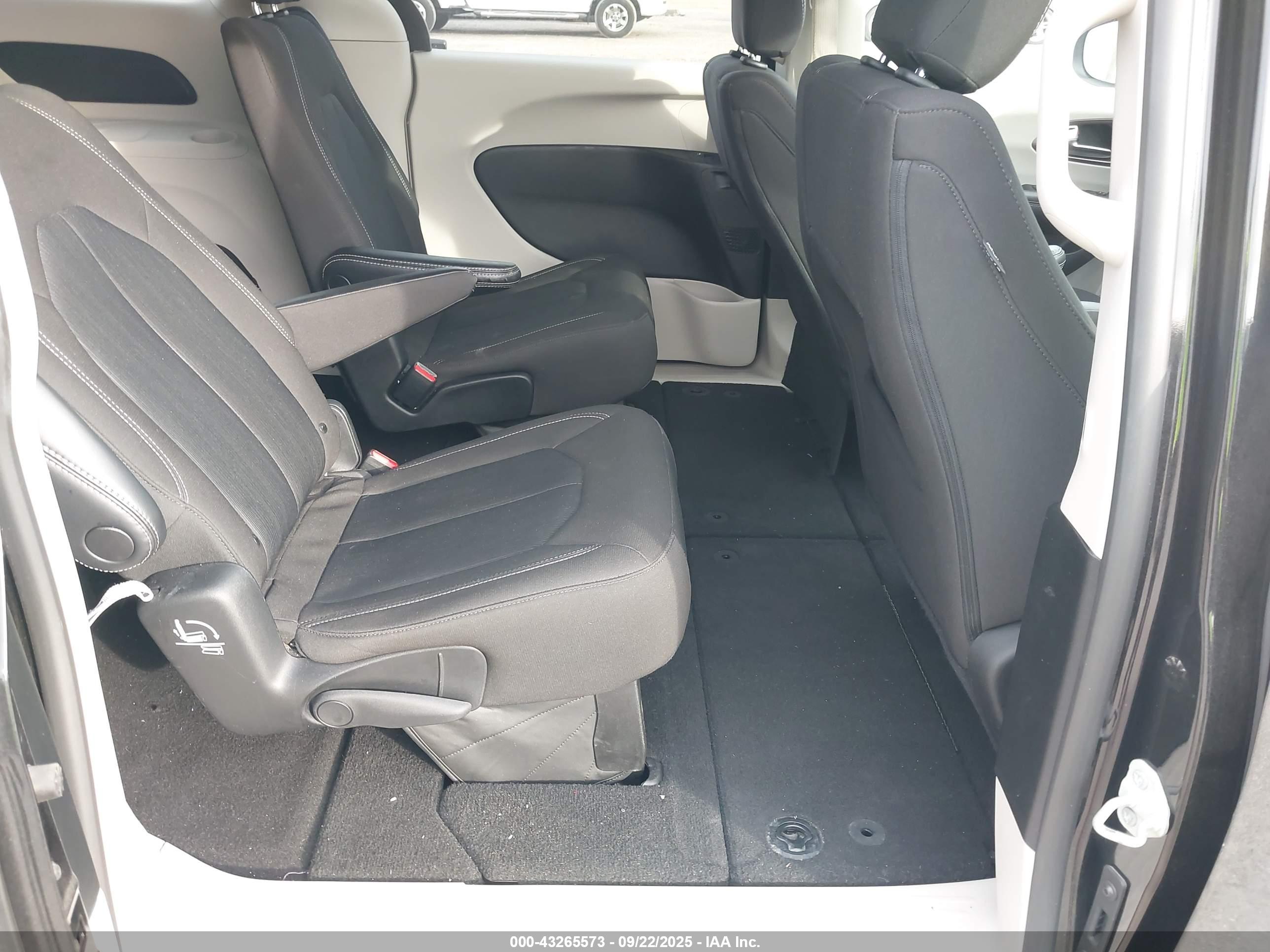 CHRYSLER VOYAGER image 8