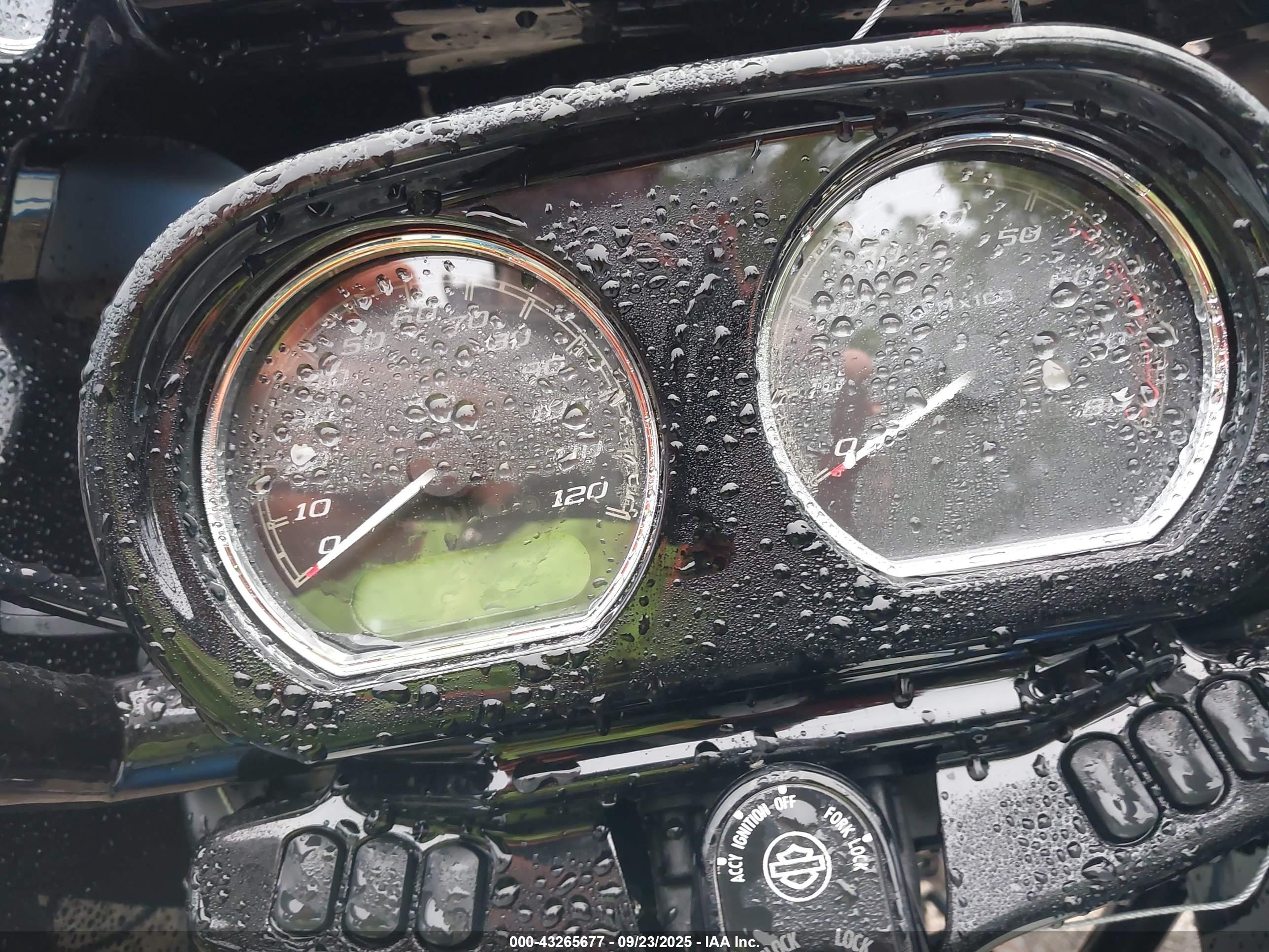 HARLEY-DAVIDSON FLTRXST image 7