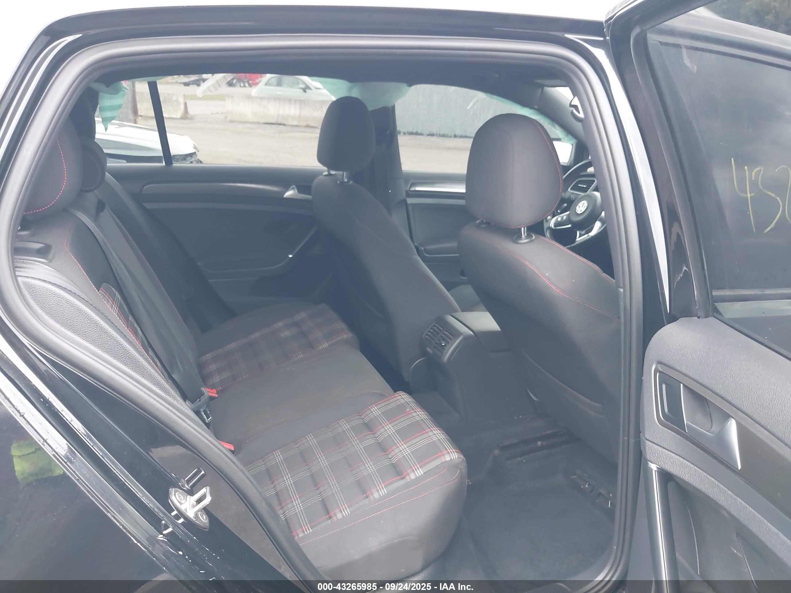 VOLKSWAGEN GOLF image 8