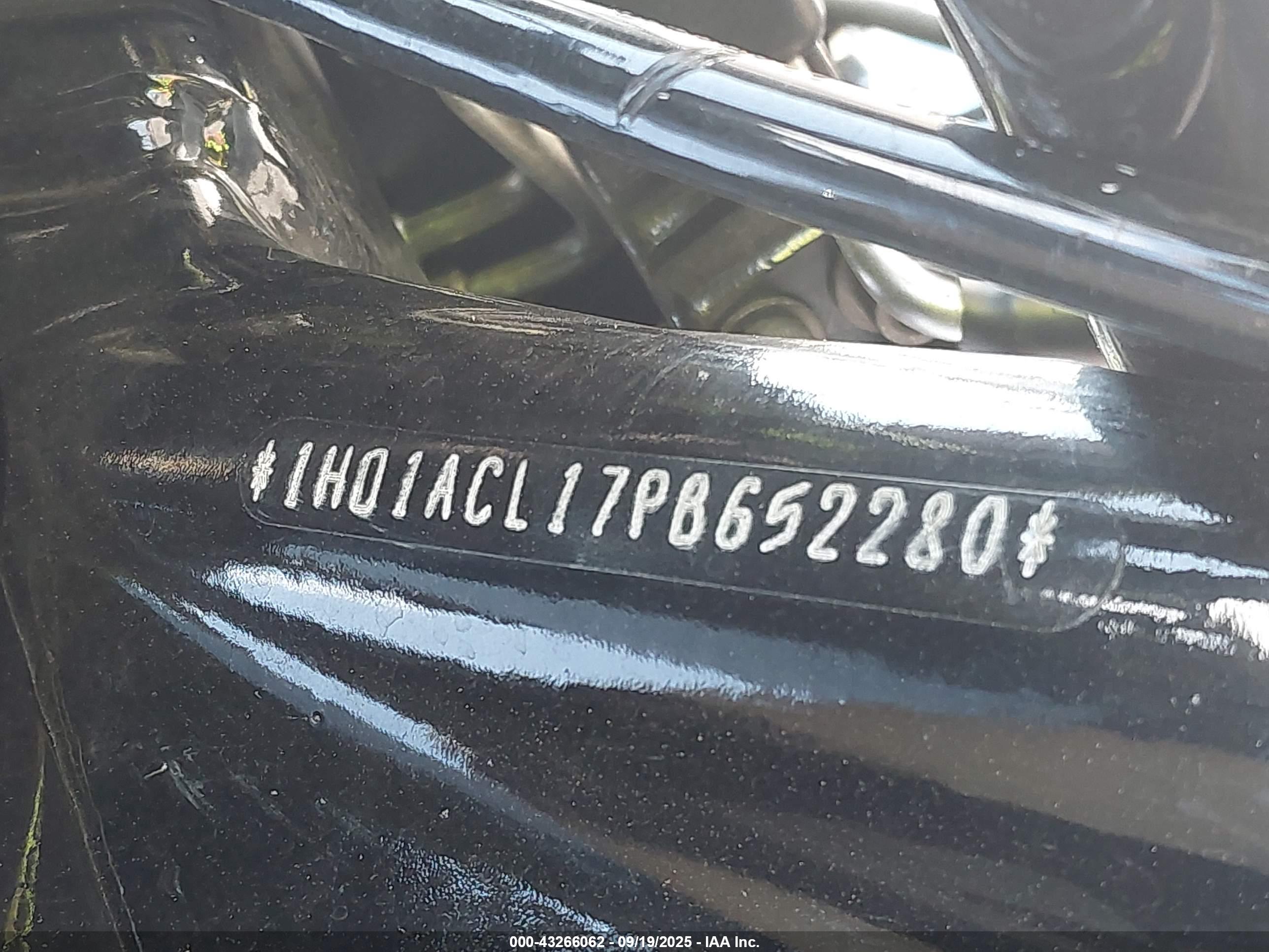 HARLEY-DAVIDSON FLTRXST image 10