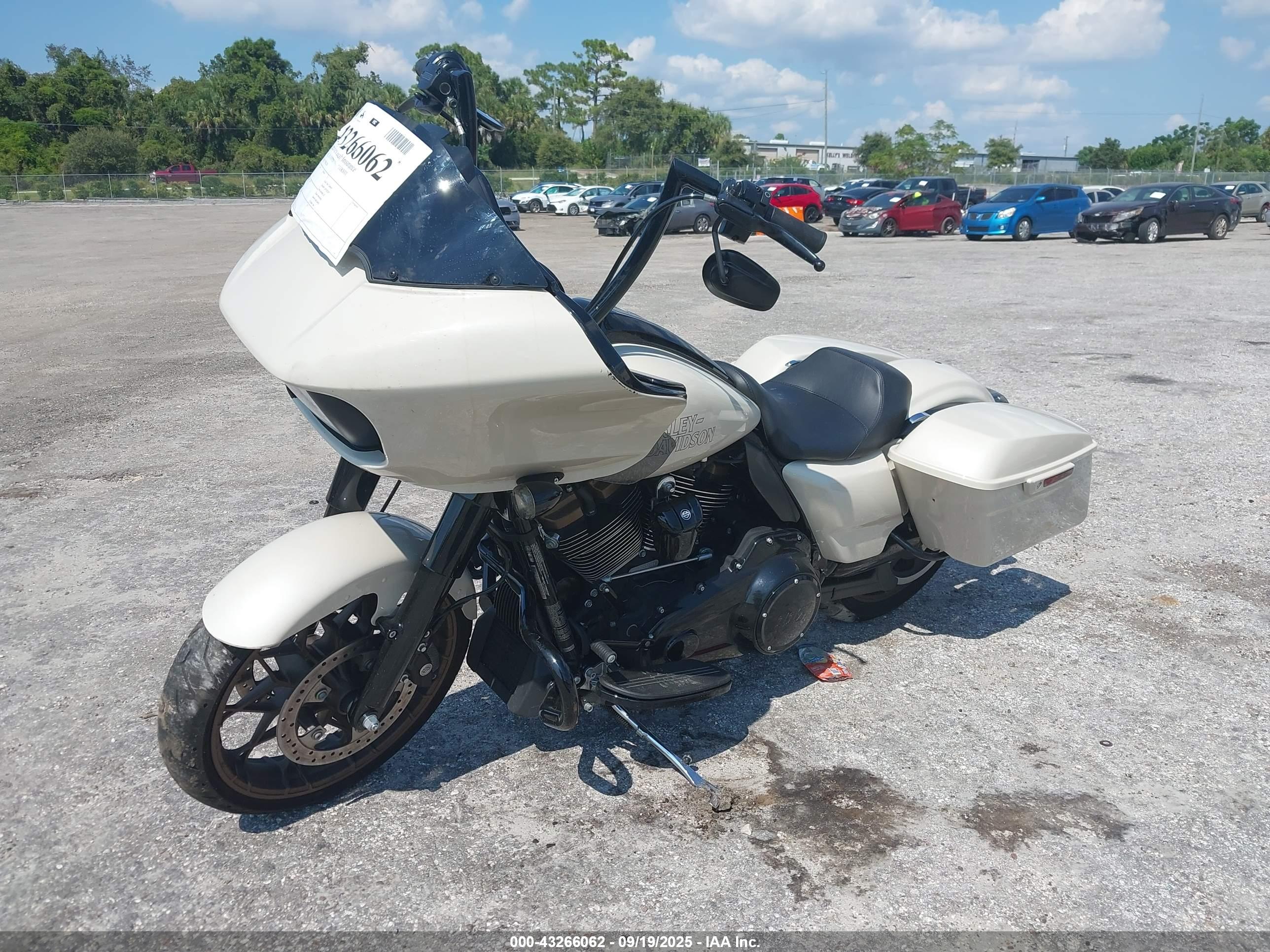 HARLEY-DAVIDSON FLTRXST image 2
