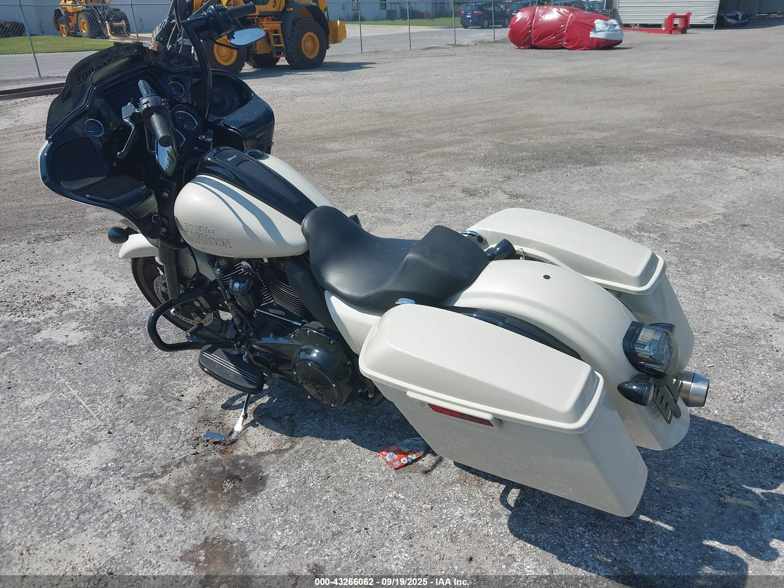 HARLEY-DAVIDSON FLTRXST image 3