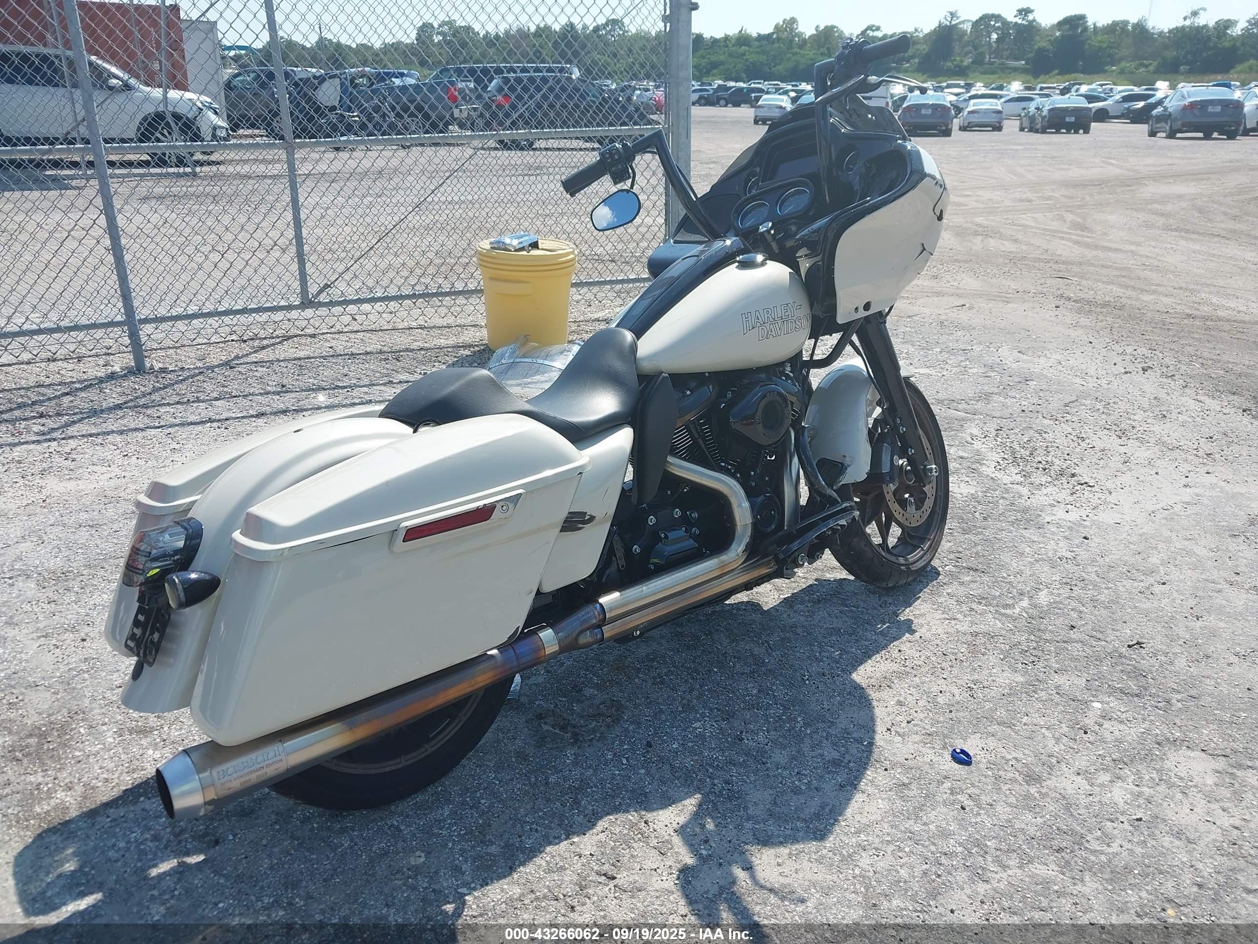 HARLEY-DAVIDSON FLTRXST image 4