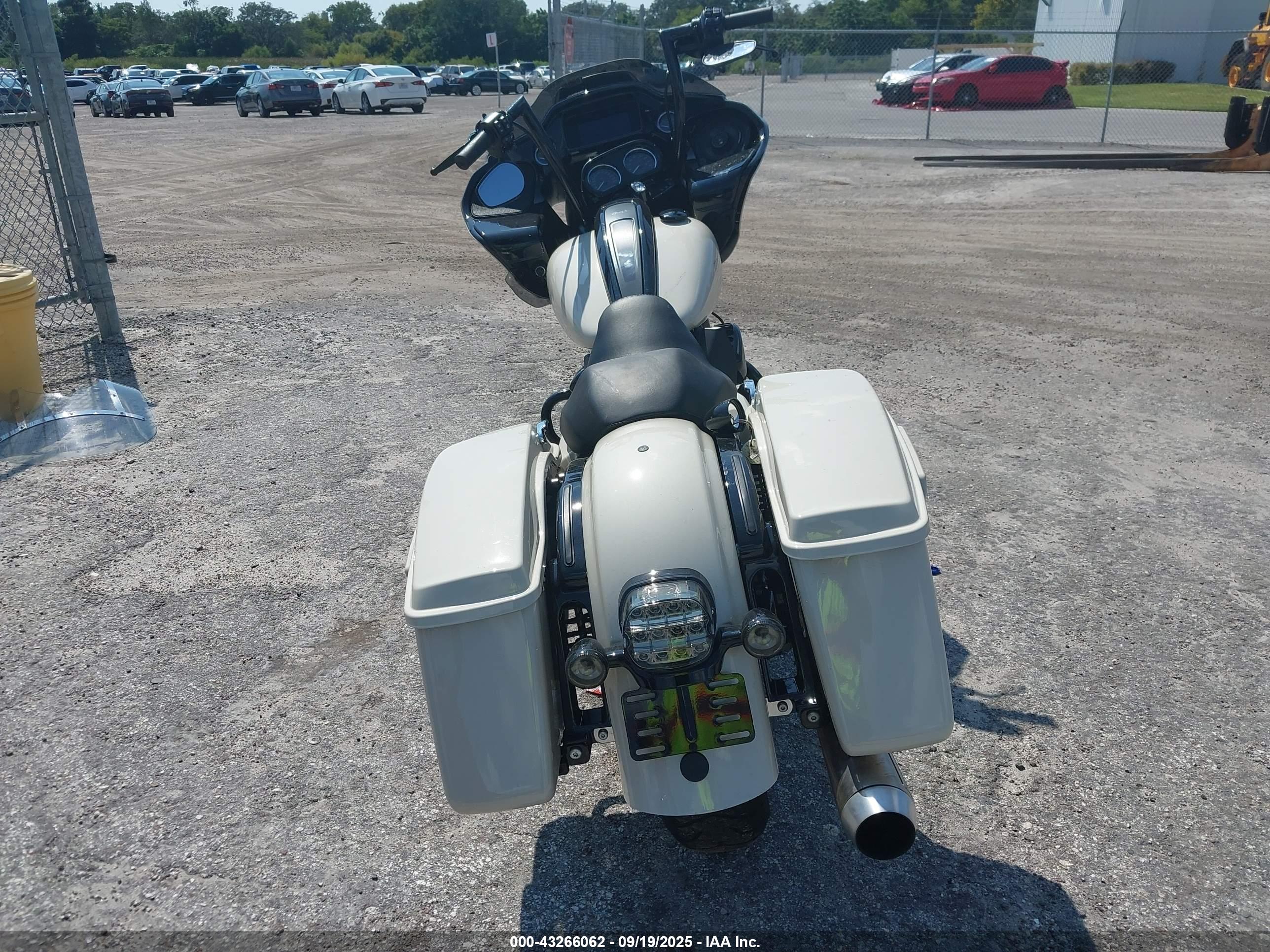 HARLEY-DAVIDSON FLTRXST image 6