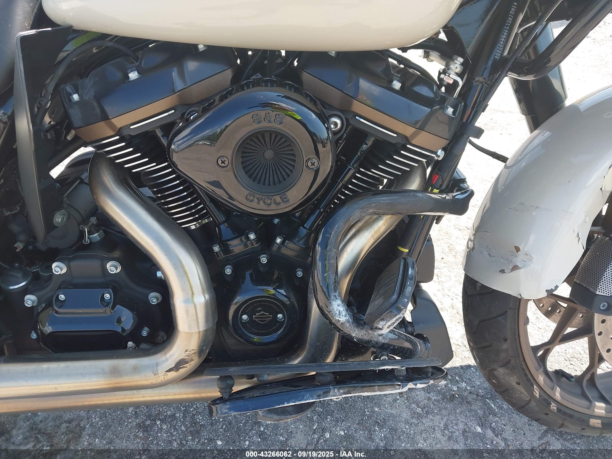 HARLEY-DAVIDSON FLTRXST image 8